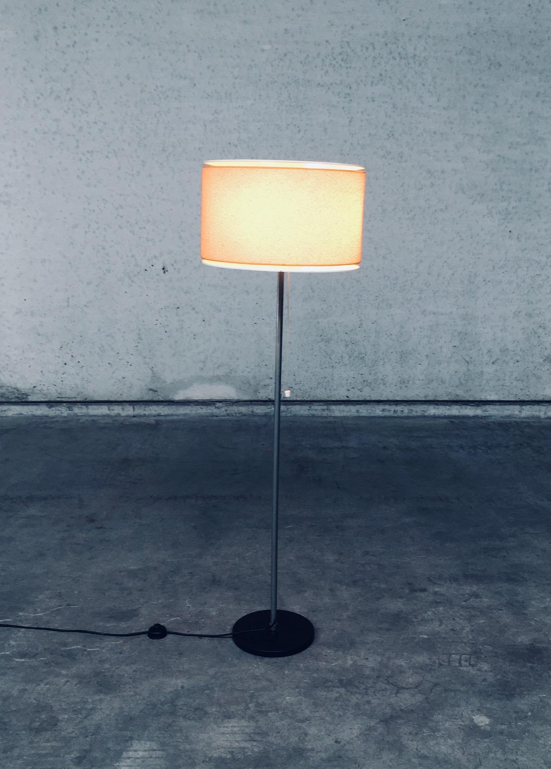 Mid-Century moderno Lampada da terra di design olandese del Midcentury Modern del 1960 in vendita