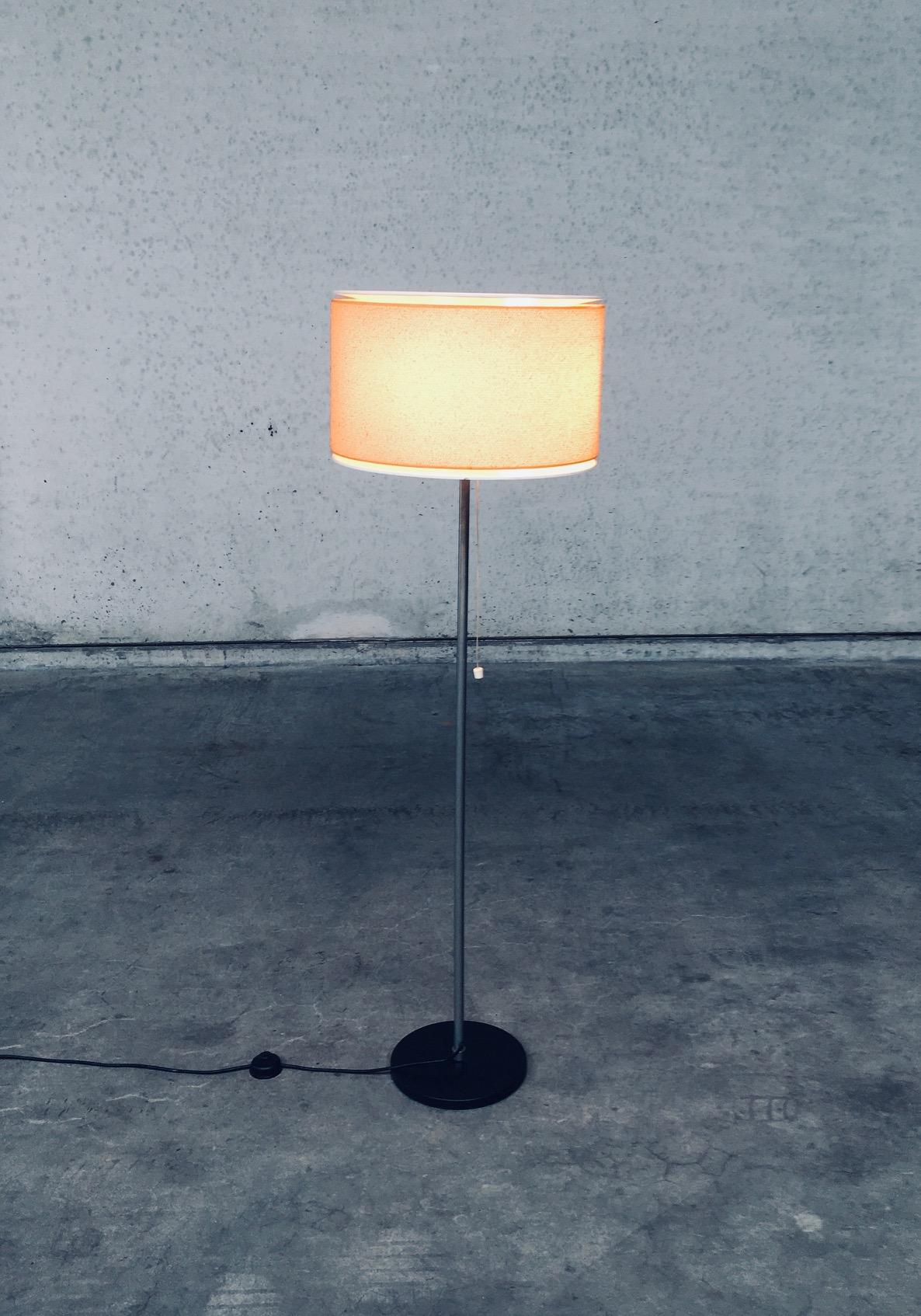 Olandese Lampada da terra di design olandese del Midcentury Modern del 1960 in vendita