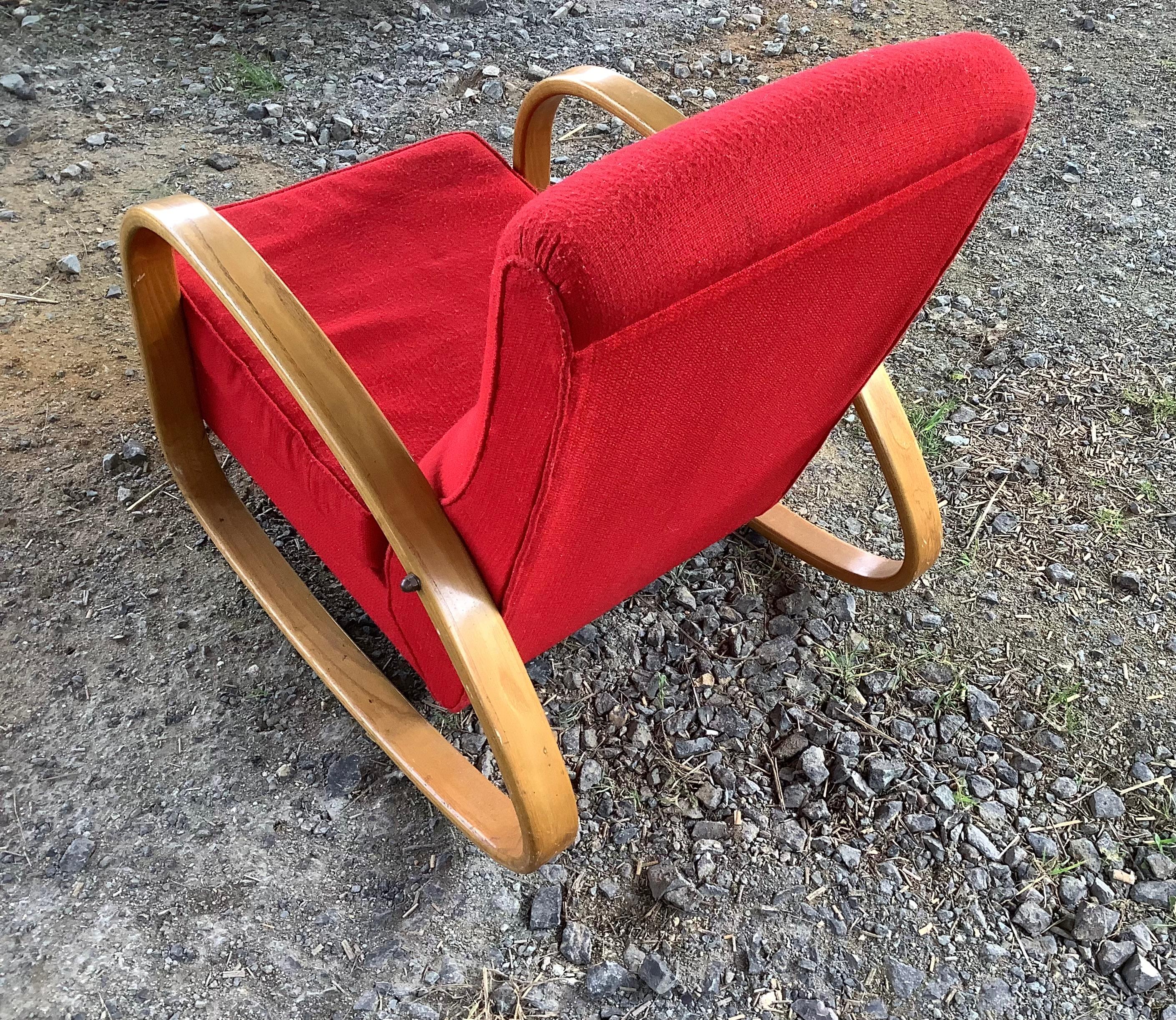 gut gearbeiteter Schaukelstuhl mit gestreckter Biegung  Holz  Arme 
super bequemer seltener Sessel.