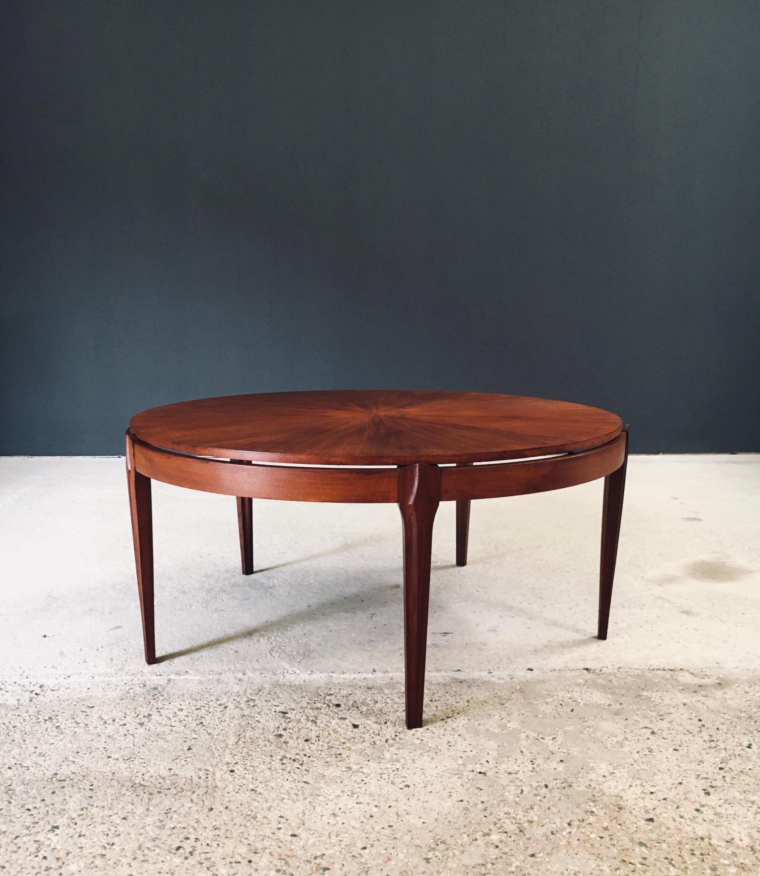 Tavolino da caffè in teak vintage Midcentury Modern The Modern Scandinavian Design. Realizzato in Danimarca, periodo anni '60. Gambe intagliate in teak massiccio e piano flottante in impiallacciatura di teak su questo tavolino rotondo a 5 gambe. È