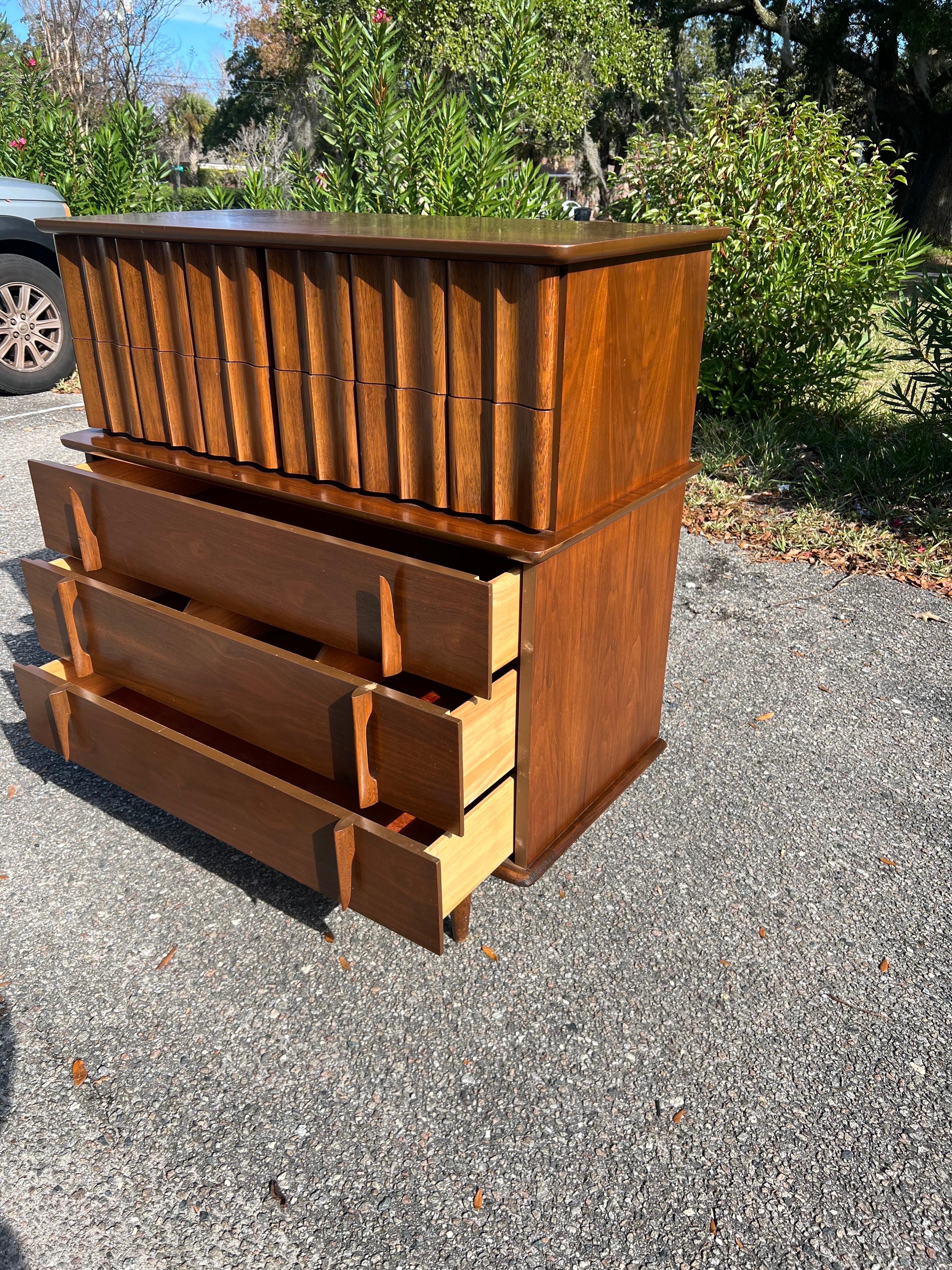 1960s Midcentury Tall High Boy Dresser United Furniture For Sale 4