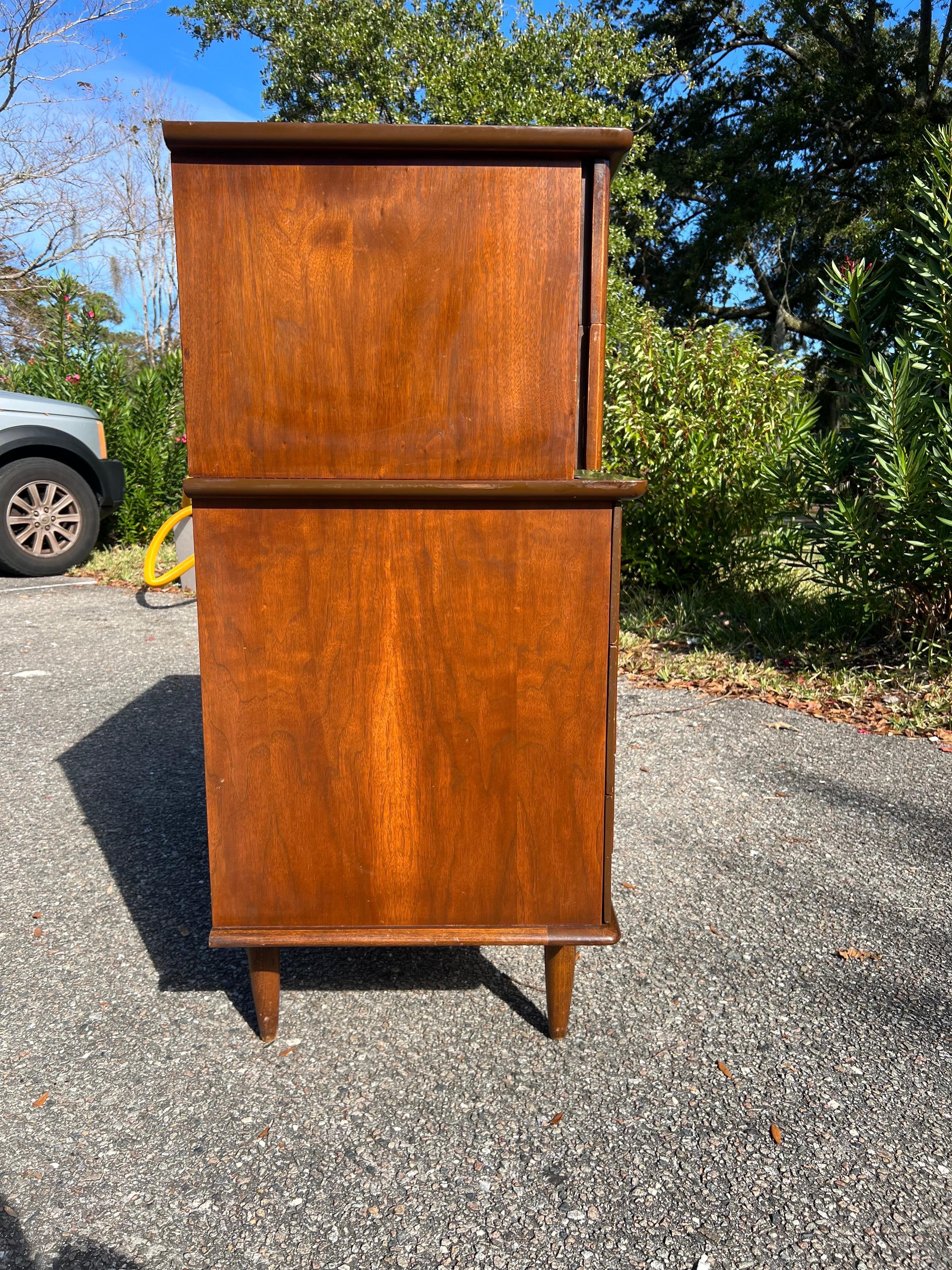 1960s Midcentury Tall High Boy Dresser United Furniture For Sale 5