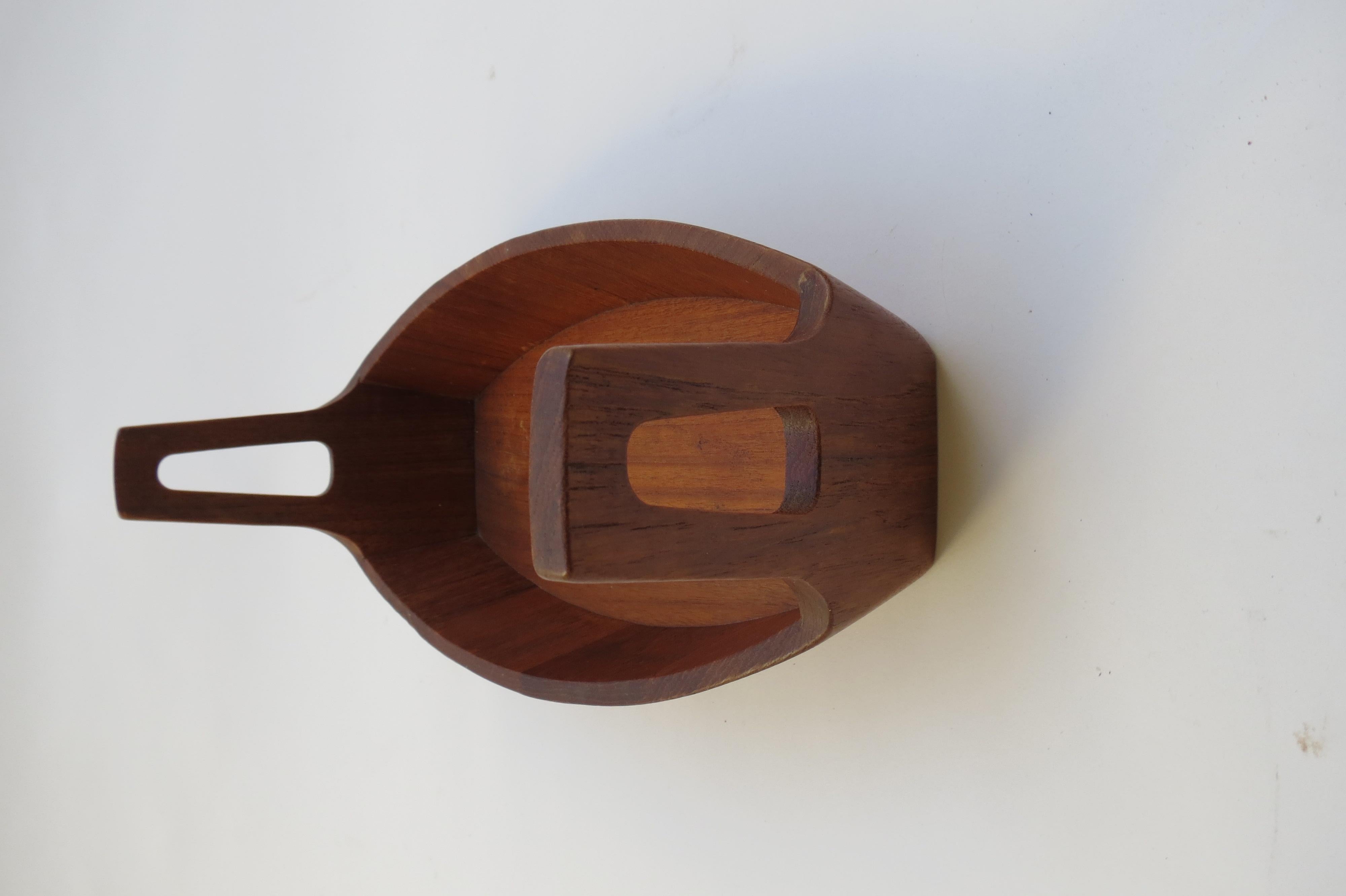 Teak bowl manufactured by Anri Form, Italy. It dates from the 1960s. Retains the manufacturers plaque to the underside. In good overall condition, slight traces of use.