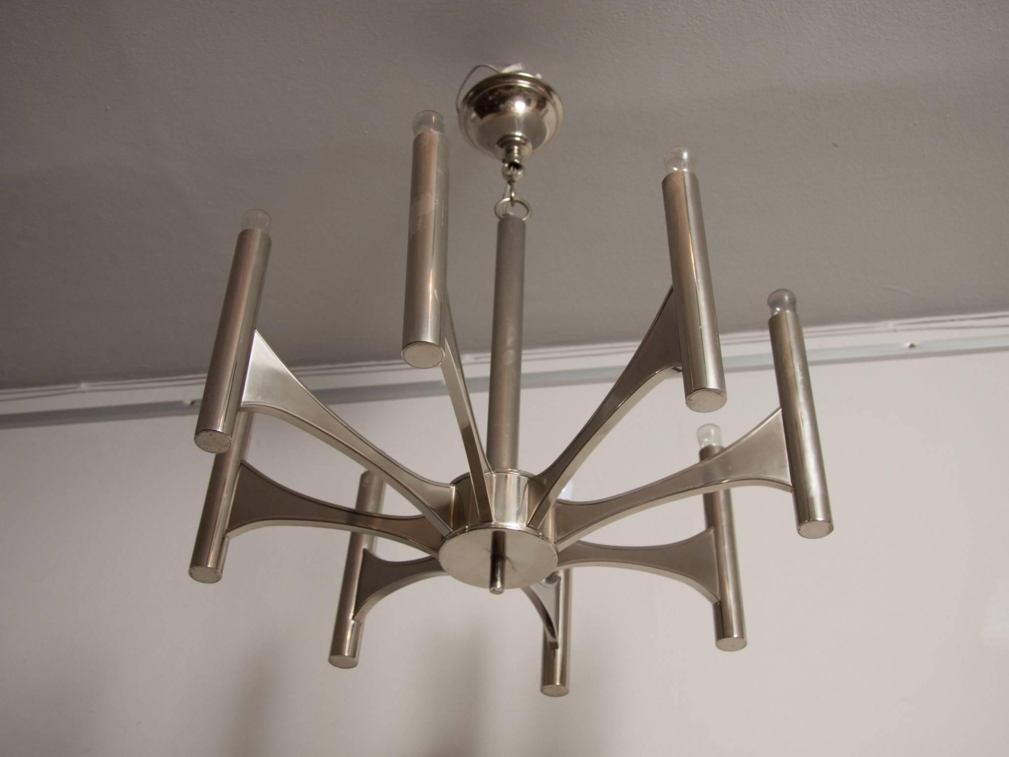 1960s Italian chrome eight-arm chandelier designed by Gaetano Sciolari. PAT tested and in full working order. The eight vertical tubular arms each require a small 15W screw-in pygmy bulb in the top.

A striking statement piece for a high