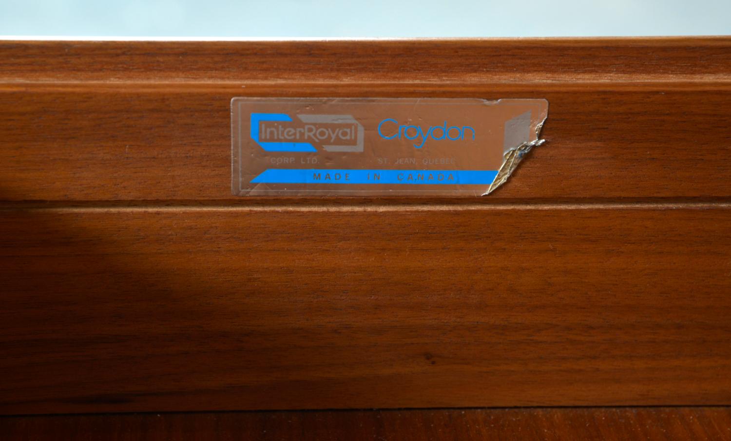 Scrivania indipendente in ottone e noce del 1960 InterRoyal Corp Canada in vendita 6