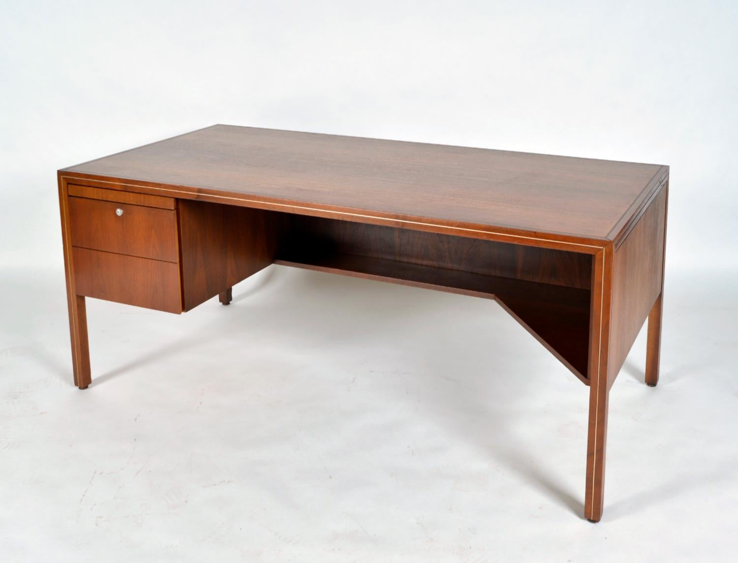 Questa elegante scrivania, realizzata in legno di noce splendidamente lavorato, è stata prodotta da InterRoyal Corp. LTD del Quebec in Canada, che ha prodotto mobili di alta qualità dagli anni '50 alla fine degli anni '80 (etichetta all'interno del
