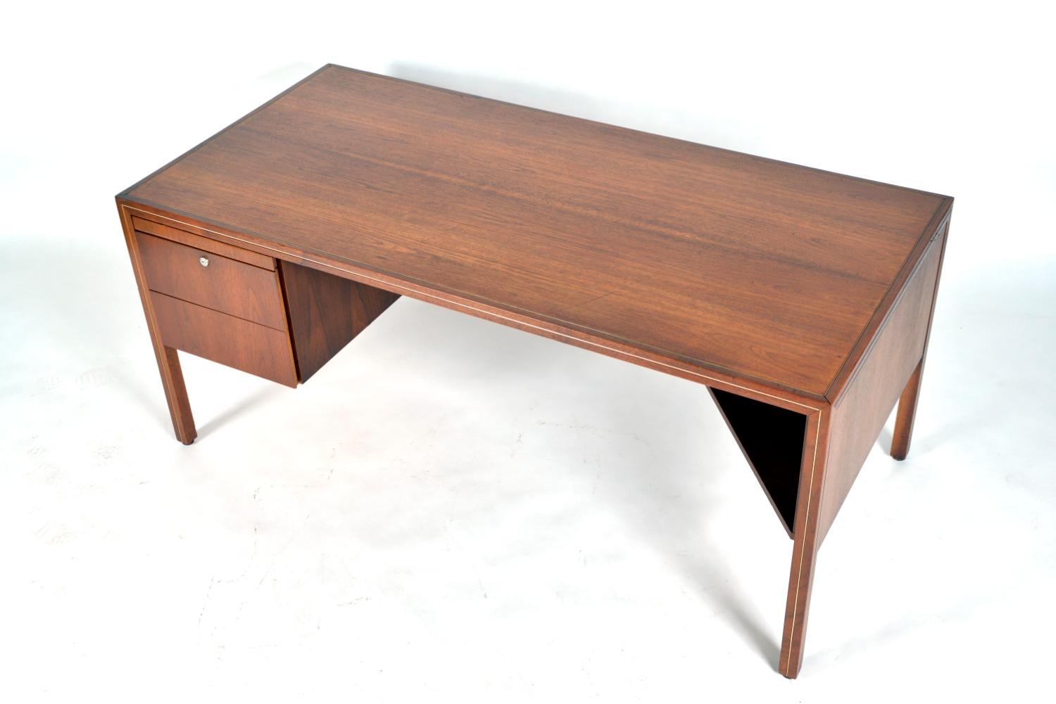 Mid-Century moderno Scrivania indipendente in ottone e noce del 1960 InterRoyal Corp Canada in vendita