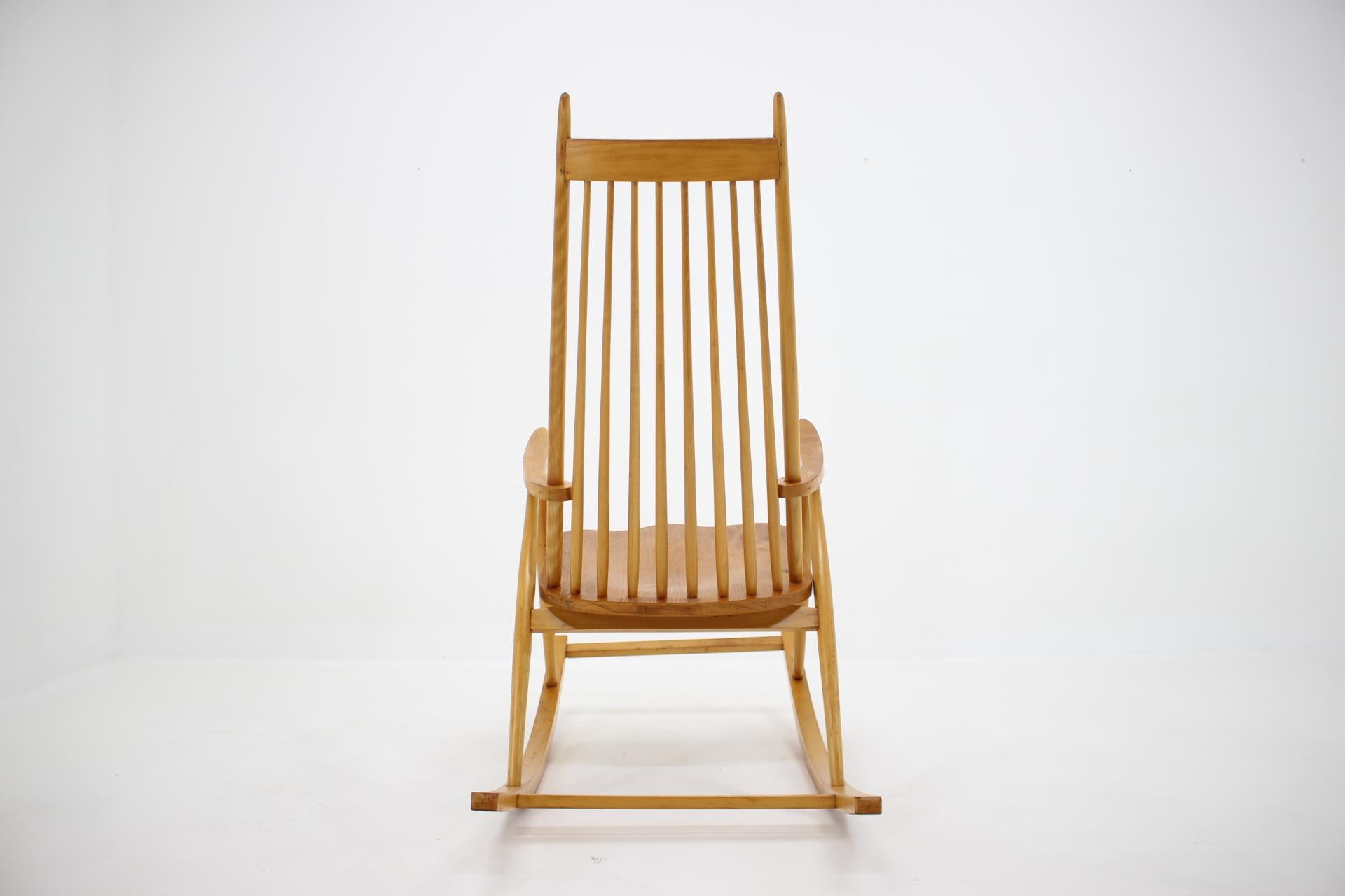 1960s Midcentury Wooden Rocking Chair, Czechoslovakia In Good Condition For Sale In Praha, CZ