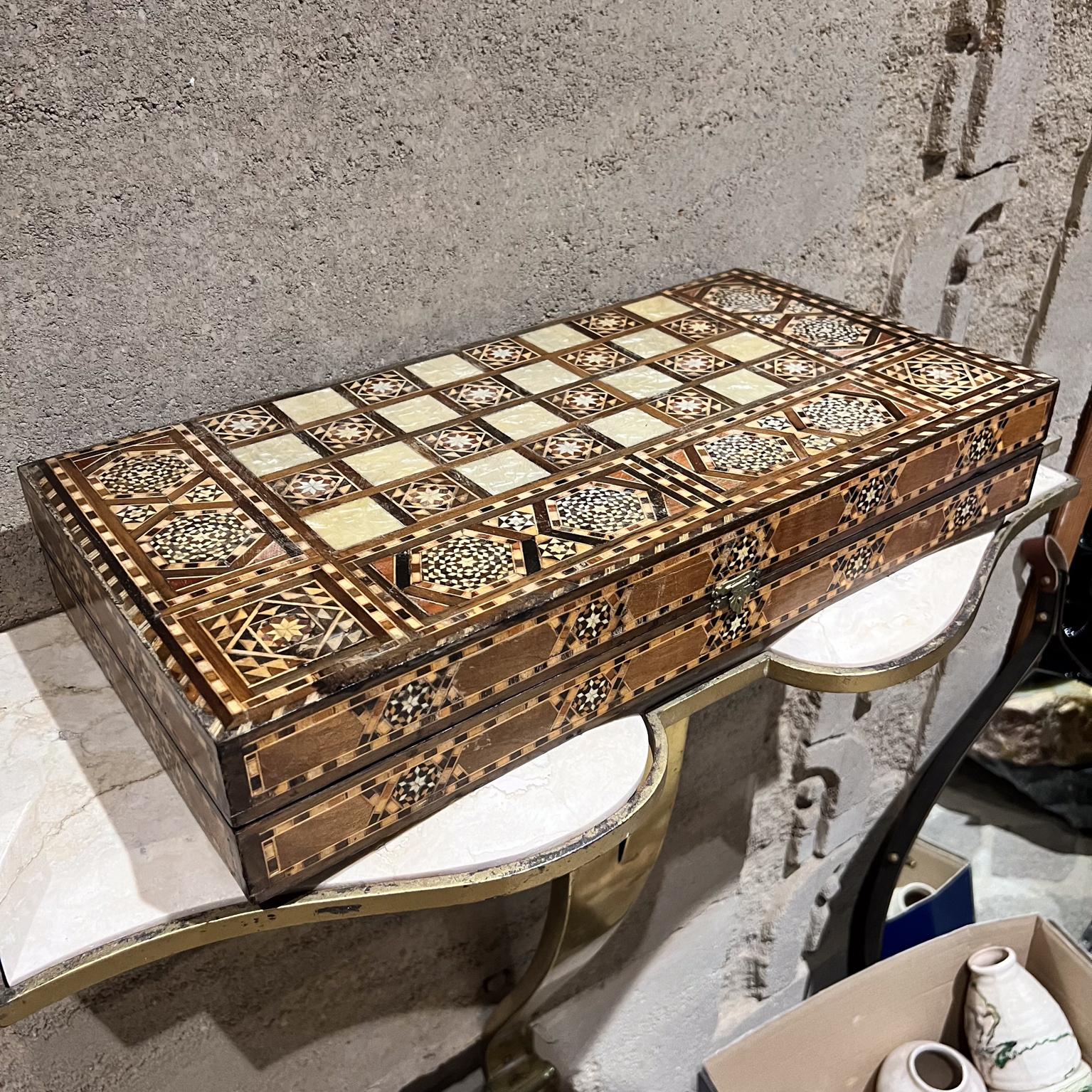 Scatola di scacchi del gioco del Backgammon mediorientale del 1960 in vendita 4