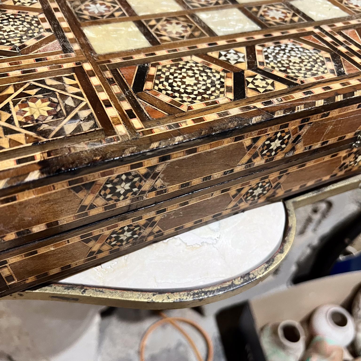 Scatola di scacchi del gioco del Backgammon mediorientale del 1960 in vendita 5
