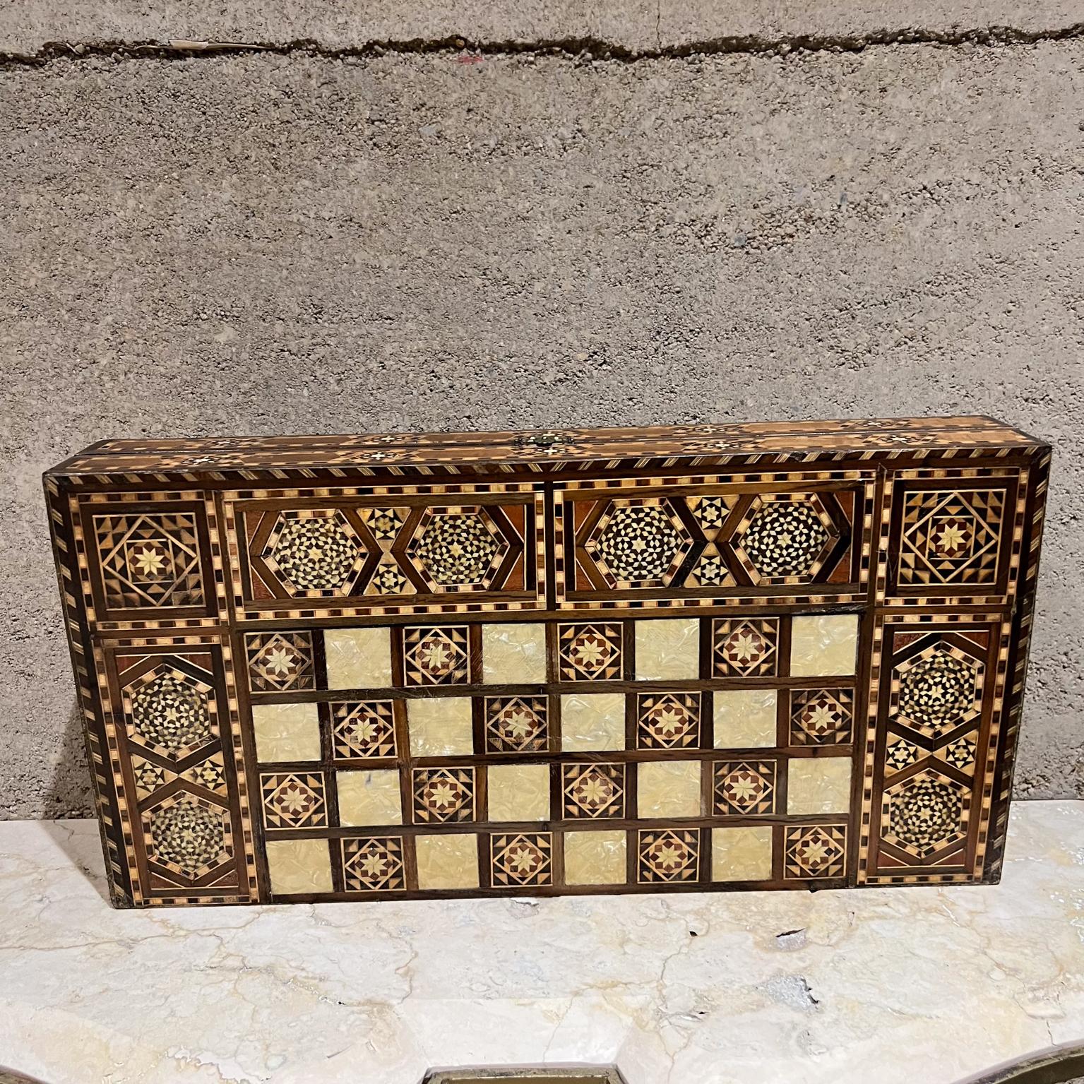 Scatola di scacchi del gioco del Backgammon mediorientale del 1960 in vendita 6