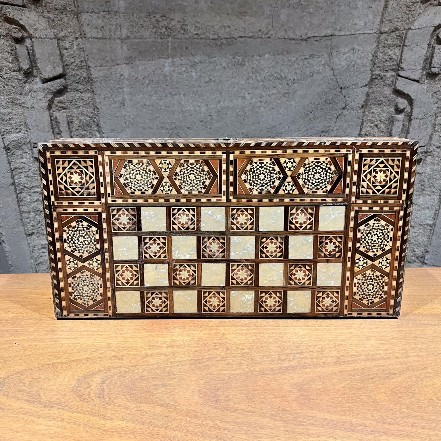 Mid-Century moderno Scatola di scacchi del gioco del Backgammon mediorientale del 1960 in vendita