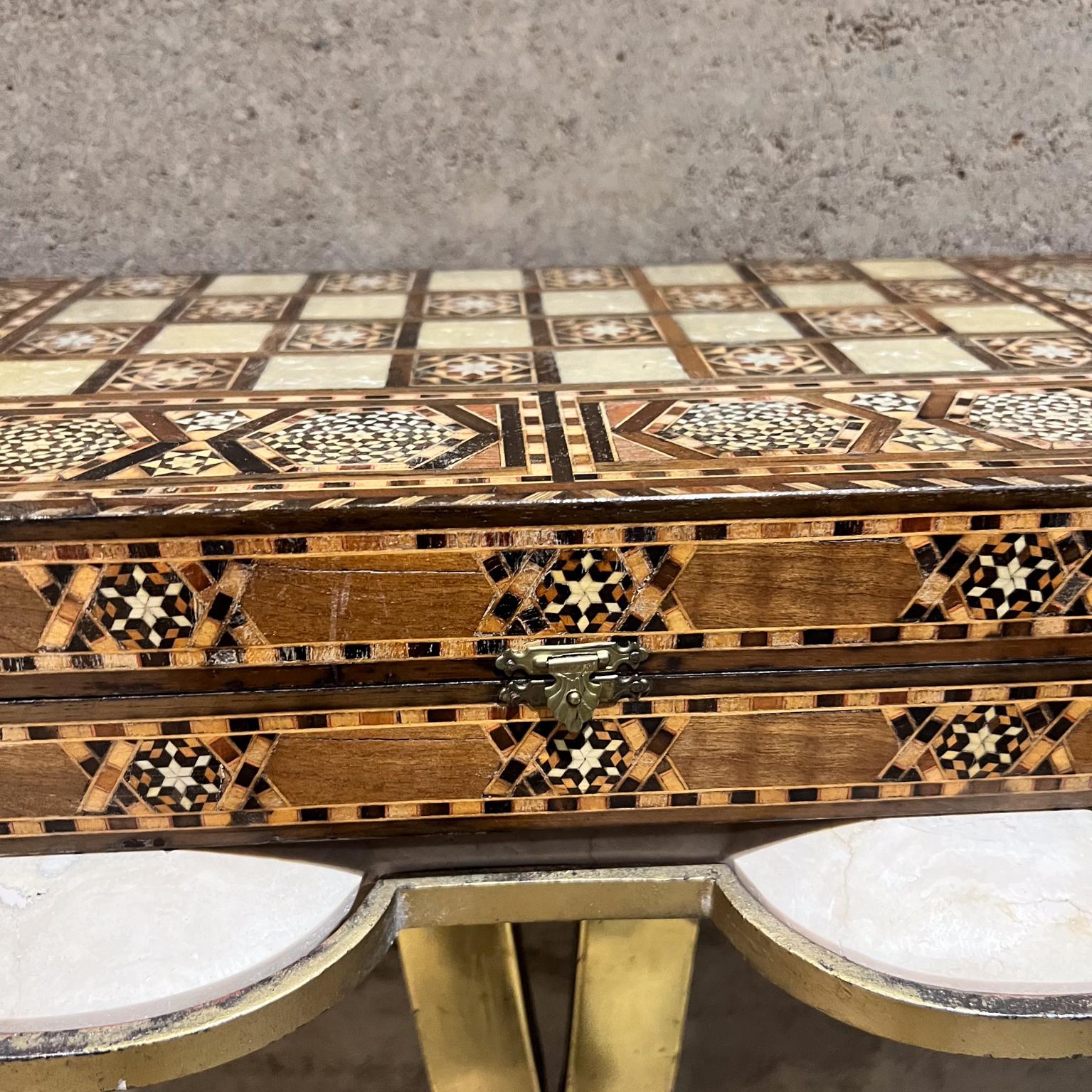 Scatola di scacchi del gioco del Backgammon mediorientale del 1960 in vendita 2
