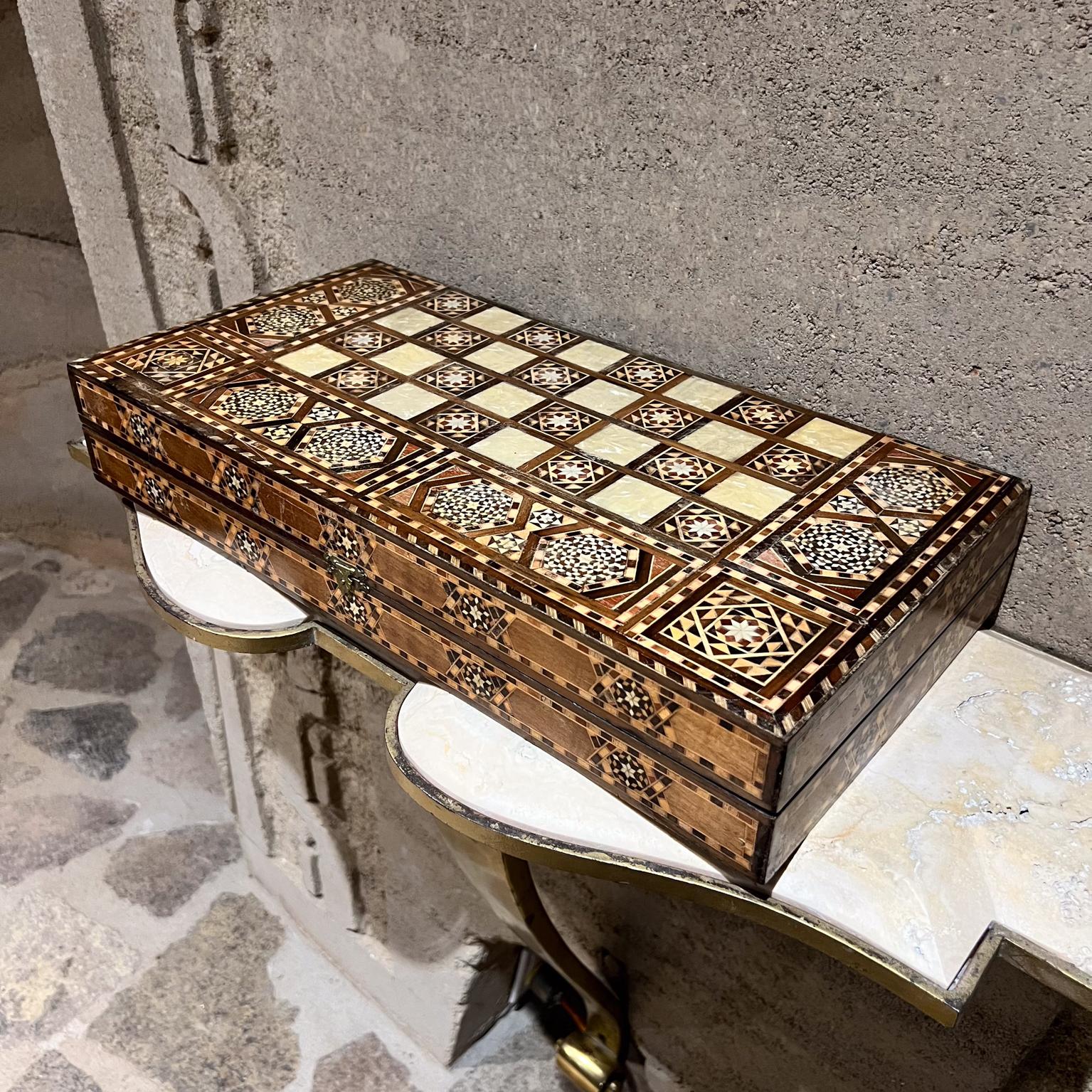 Scatola di scacchi del gioco del Backgammon mediorientale del 1960 in vendita 3