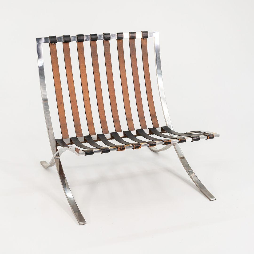 1960s Mies van der Rohe for Knoll Barcelona Chair in Black Distressed Leather (Chaise Barcelone Mies van der Rohe pour Knoll en cuir noir vieilli) en vente 4
