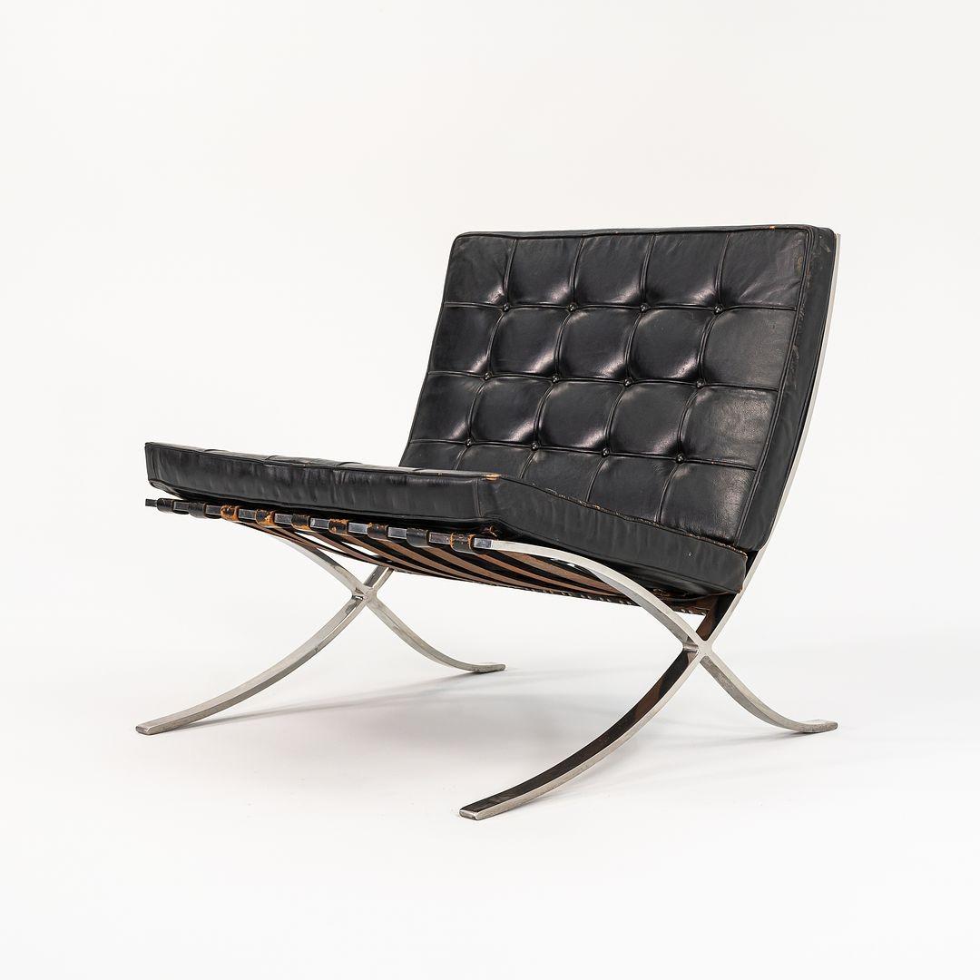 Moderne 1960s Mies van der Rohe for Knoll Barcelona Chair in Black Distressed Leather (Chaise Barcelone Mies van der Rohe pour Knoll en cuir noir vieilli) en vente