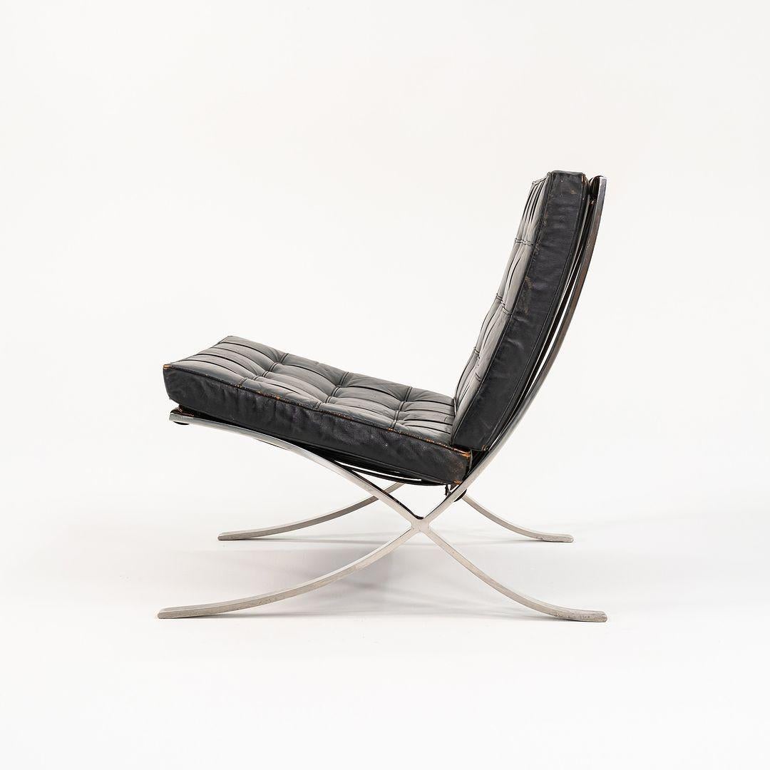 Américain 1960s Mies van der Rohe for Knoll Barcelona Chair in Black Distressed Leather (Chaise Barcelone Mies van der Rohe pour Knoll en cuir noir vieilli) en vente