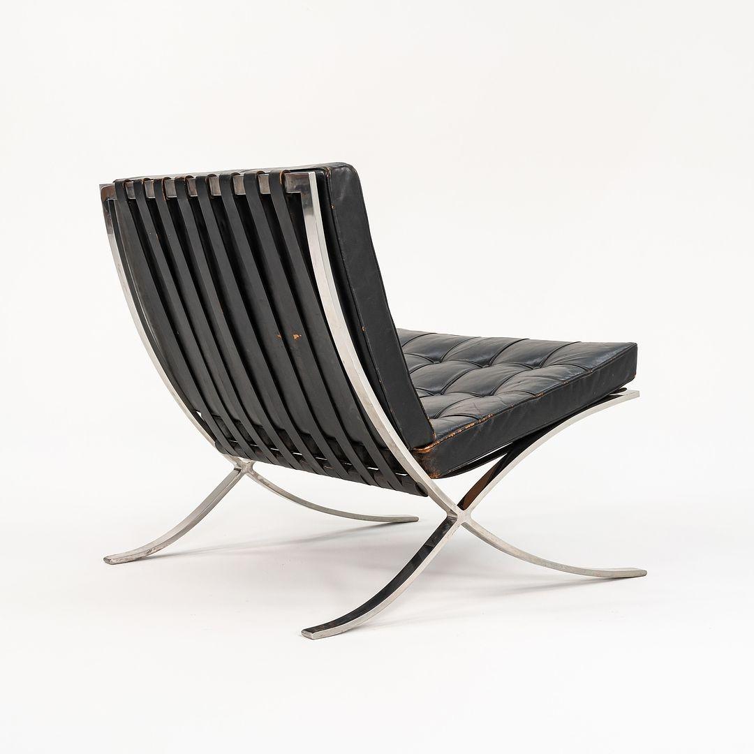 Acier 1960s Mies van der Rohe for Knoll Barcelona Chair in Black Distressed Leather (Chaise Barcelone Mies van der Rohe pour Knoll en cuir noir vieilli) en vente