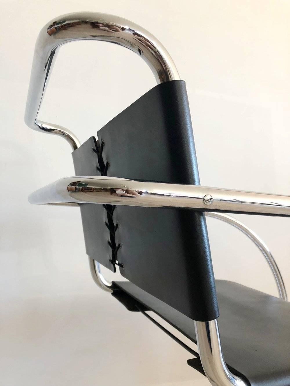 Bauhaus 1960s Mies van der Rohe MR Chairs by Standing Black Leather and Chrome Armchair