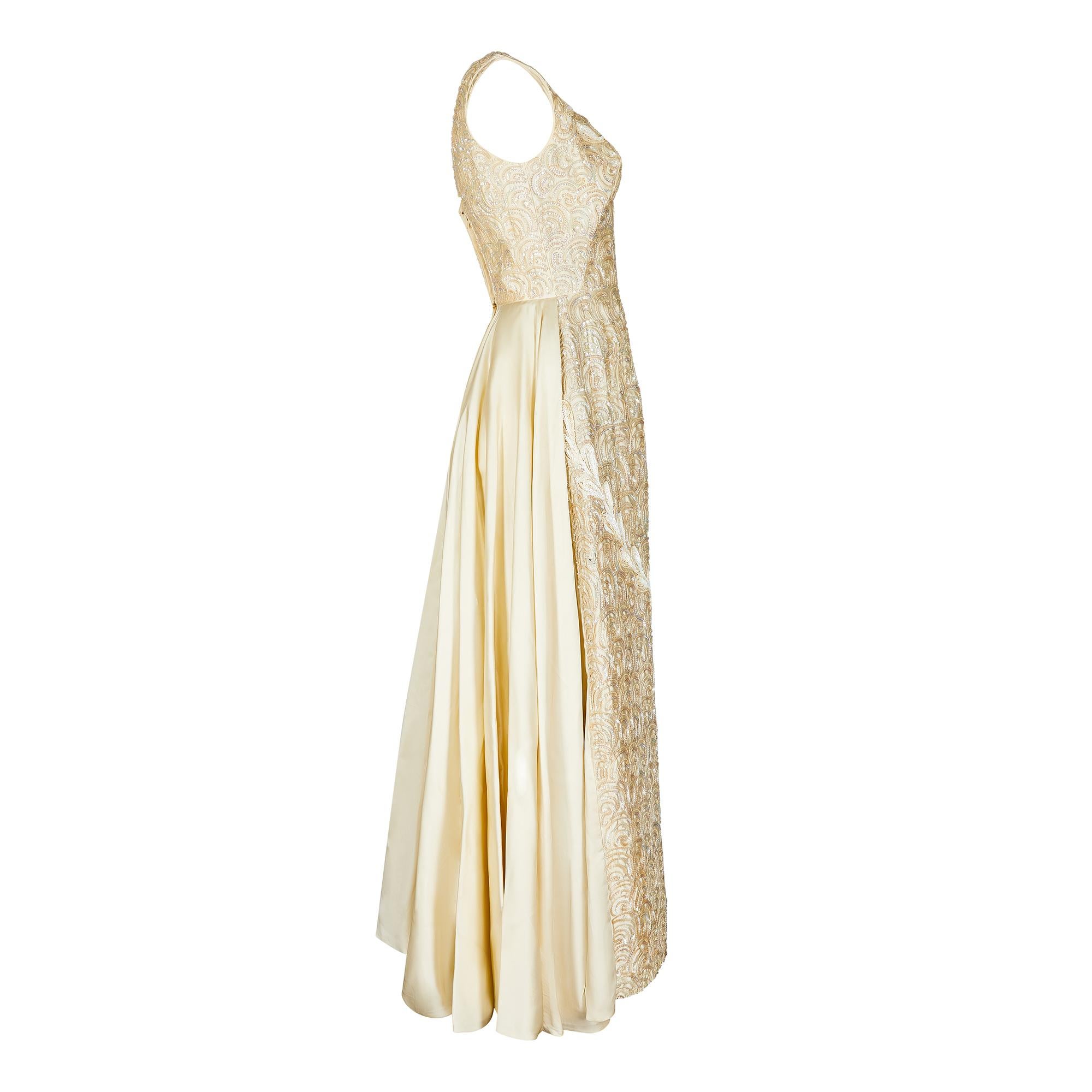 1960er Mike Bennett Elfenbeinfarbenes Pailletten-Abendkleid oder Hochzeitskleid (Weiß)