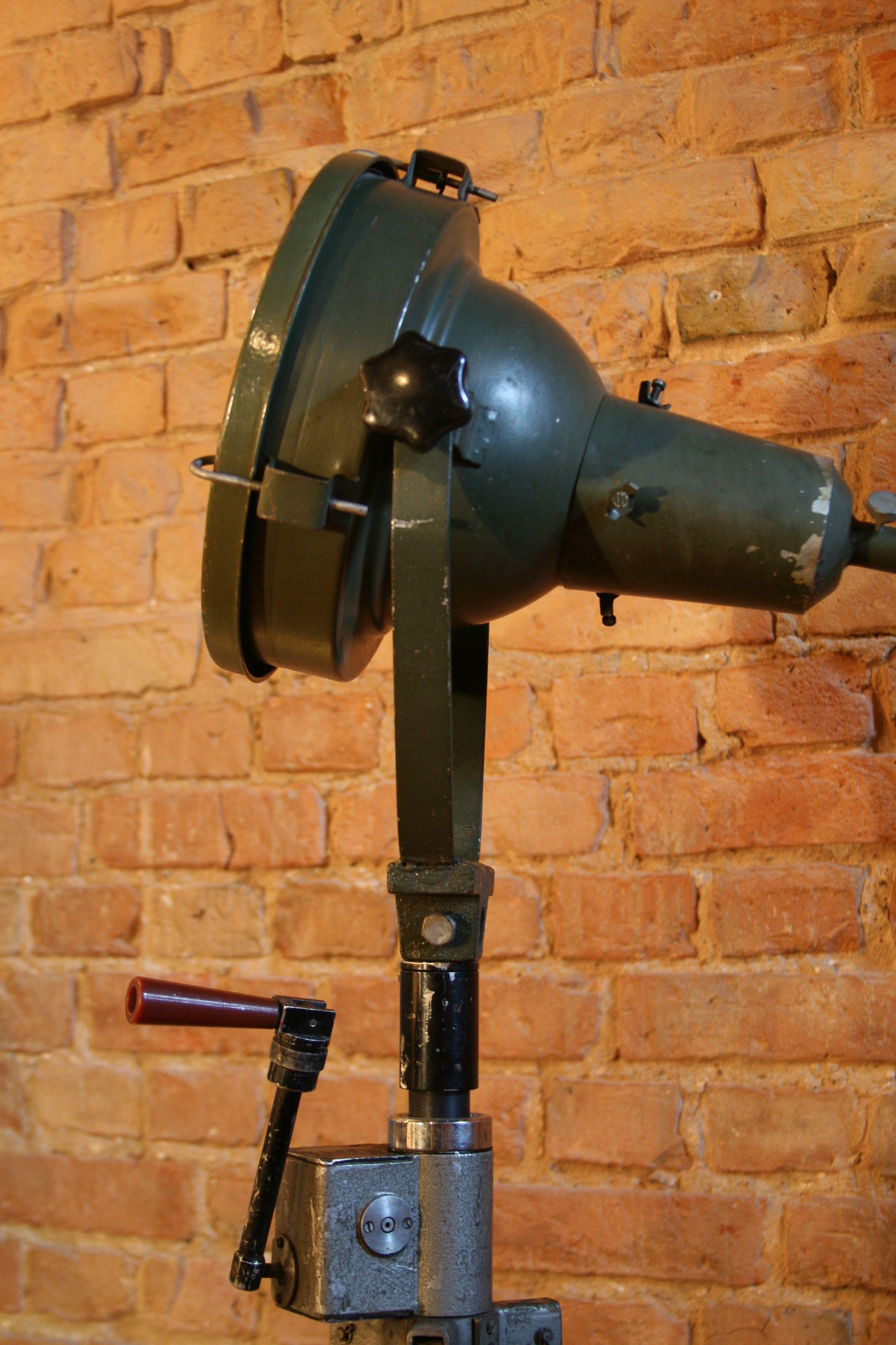 1960s Military Field Spotlight on a Tripod In Good Condition For Sale In Warsaw, PL