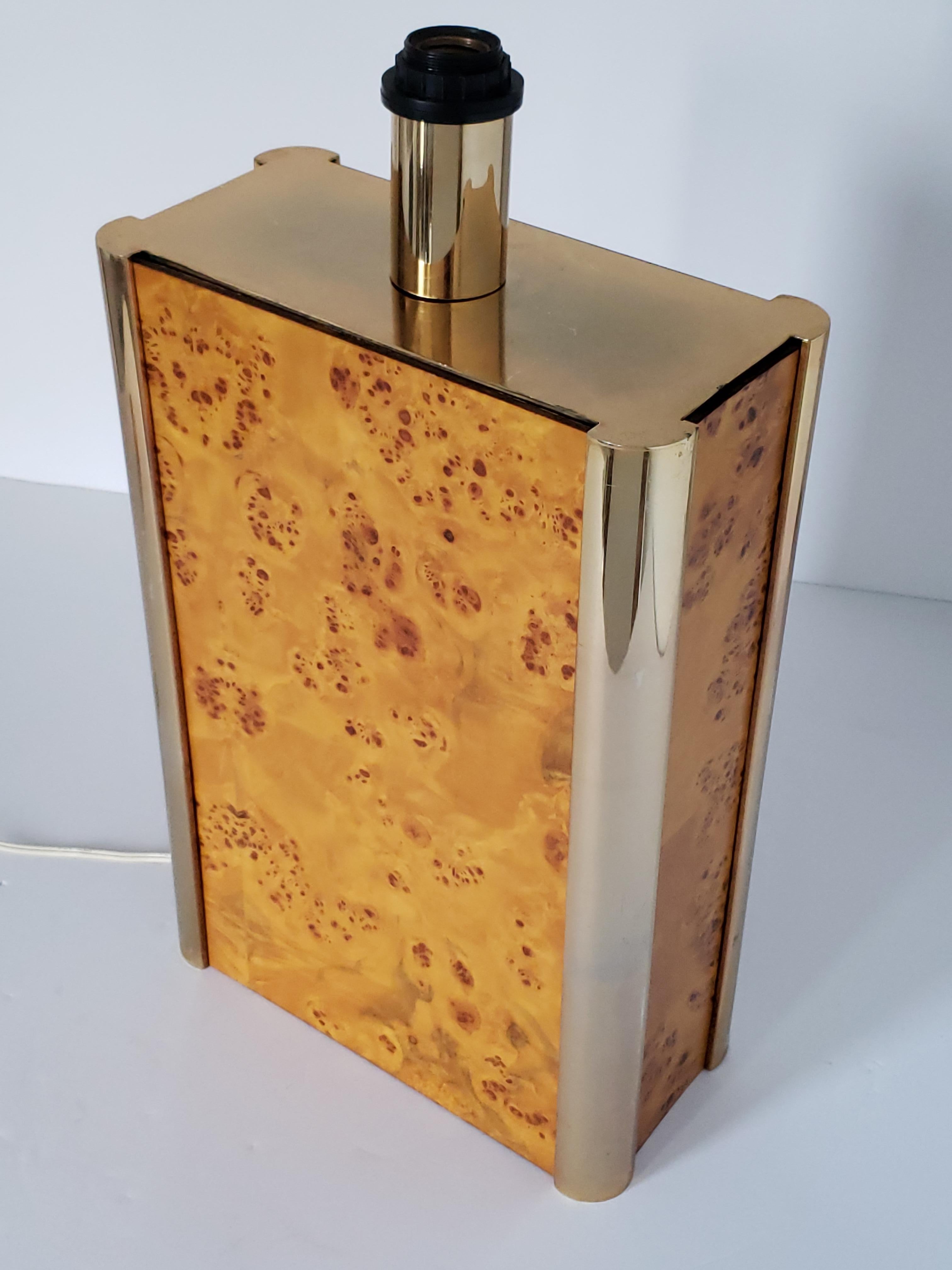 Mid-Century Modern 1960s Milo Baughman Style Burl Wood and Brass Tall Table Lamp, USA For Sale