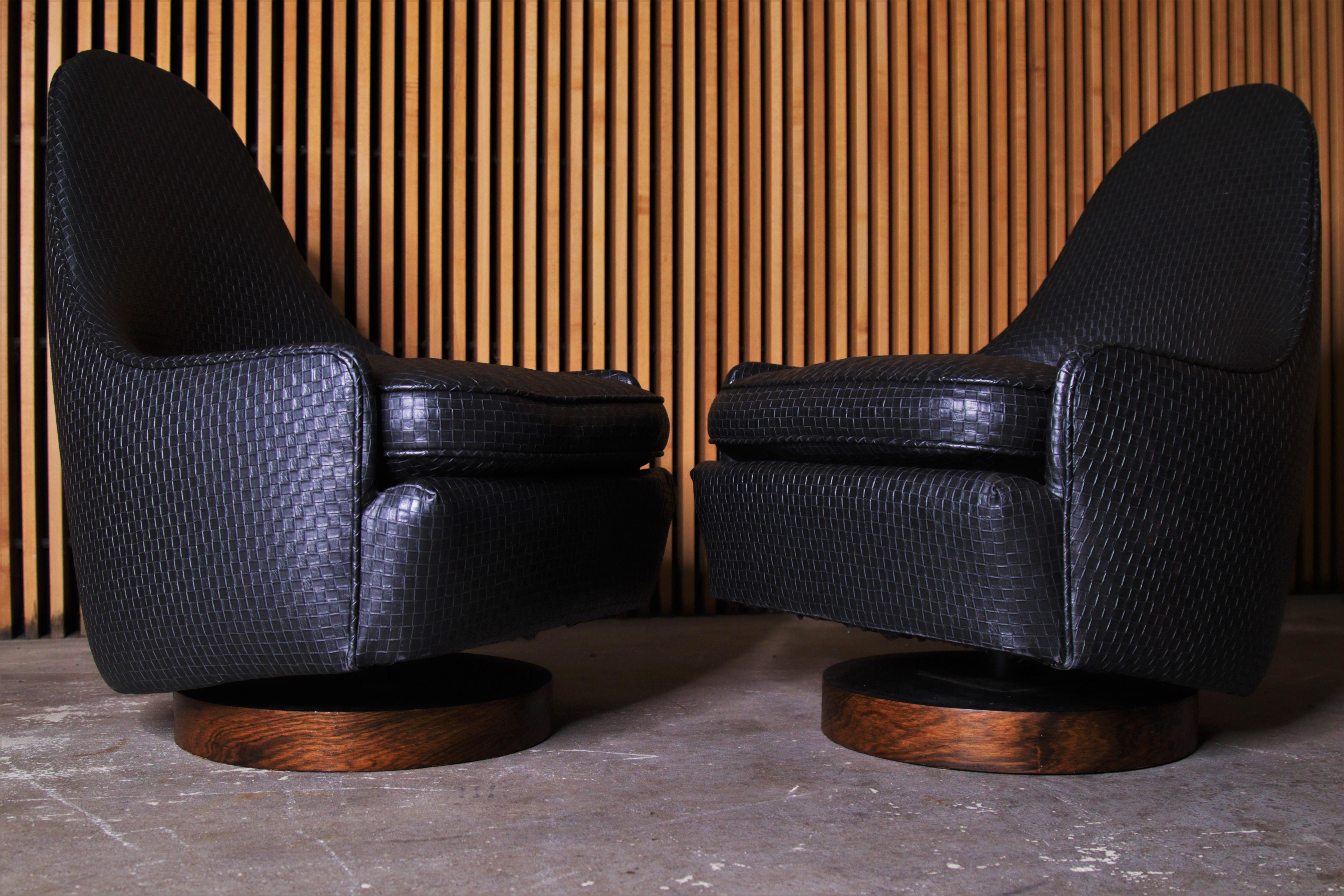 American 1960s Milo Baughman Petit Swivel Chairs in Woven Leatherette and Rosewood, Pair