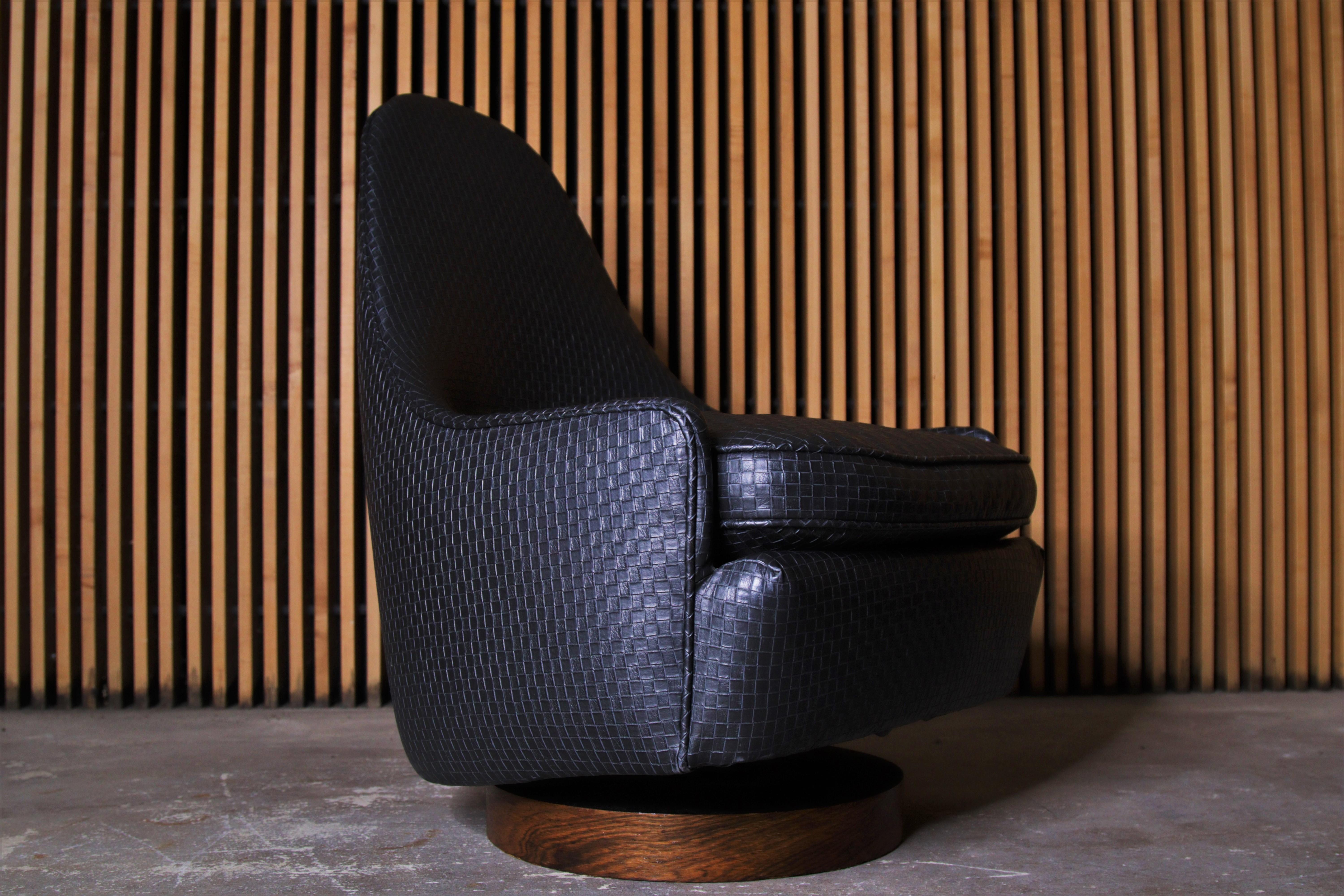 1960s Milo Baughman Petit Swivel Chairs in Woven Leatherette and Rosewood, Pair 1
