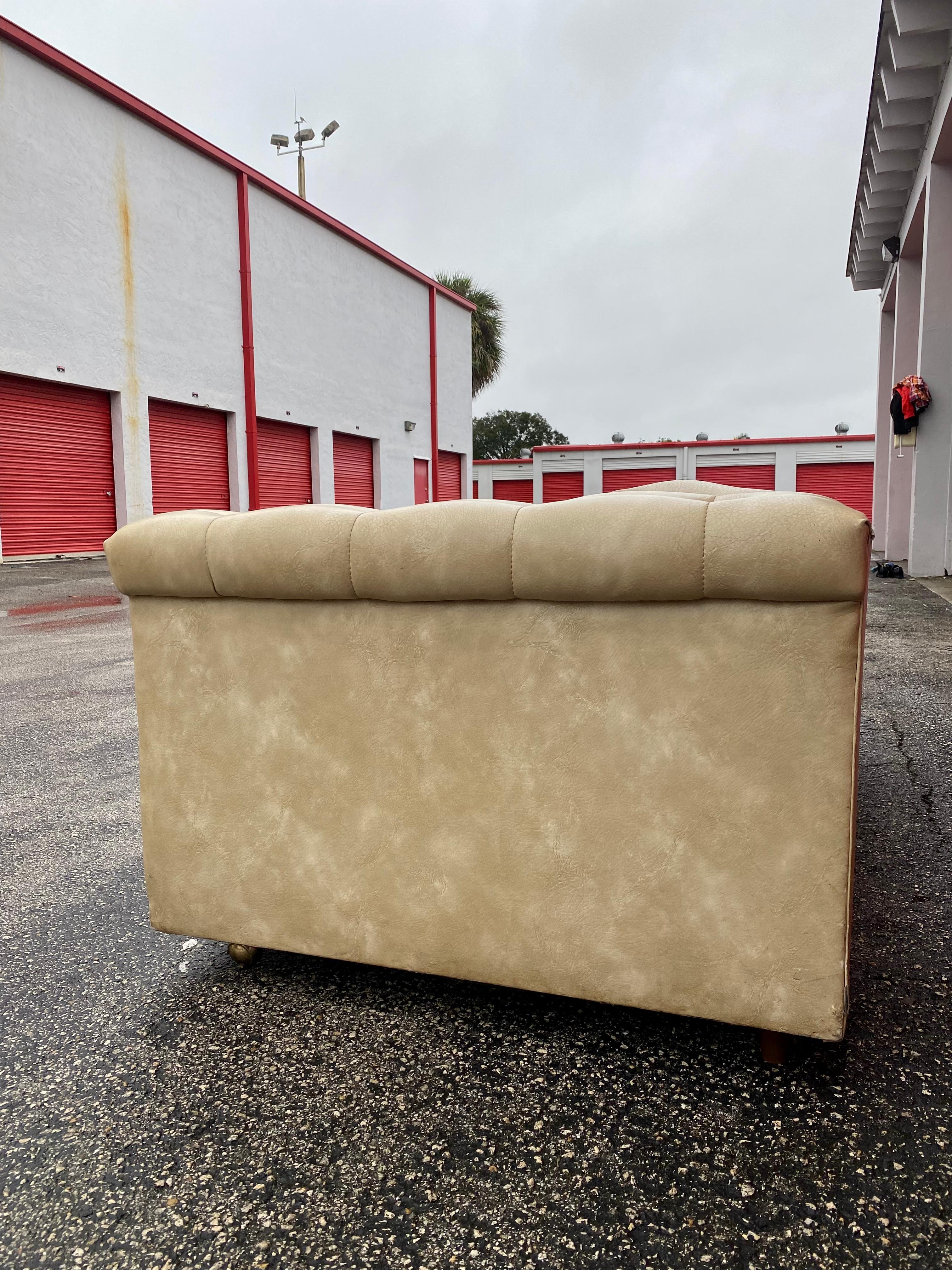 Sofá tapizado con botones estilo Milo Baughman de los años 60, color biscuit envejecido cuero de imitación en venta