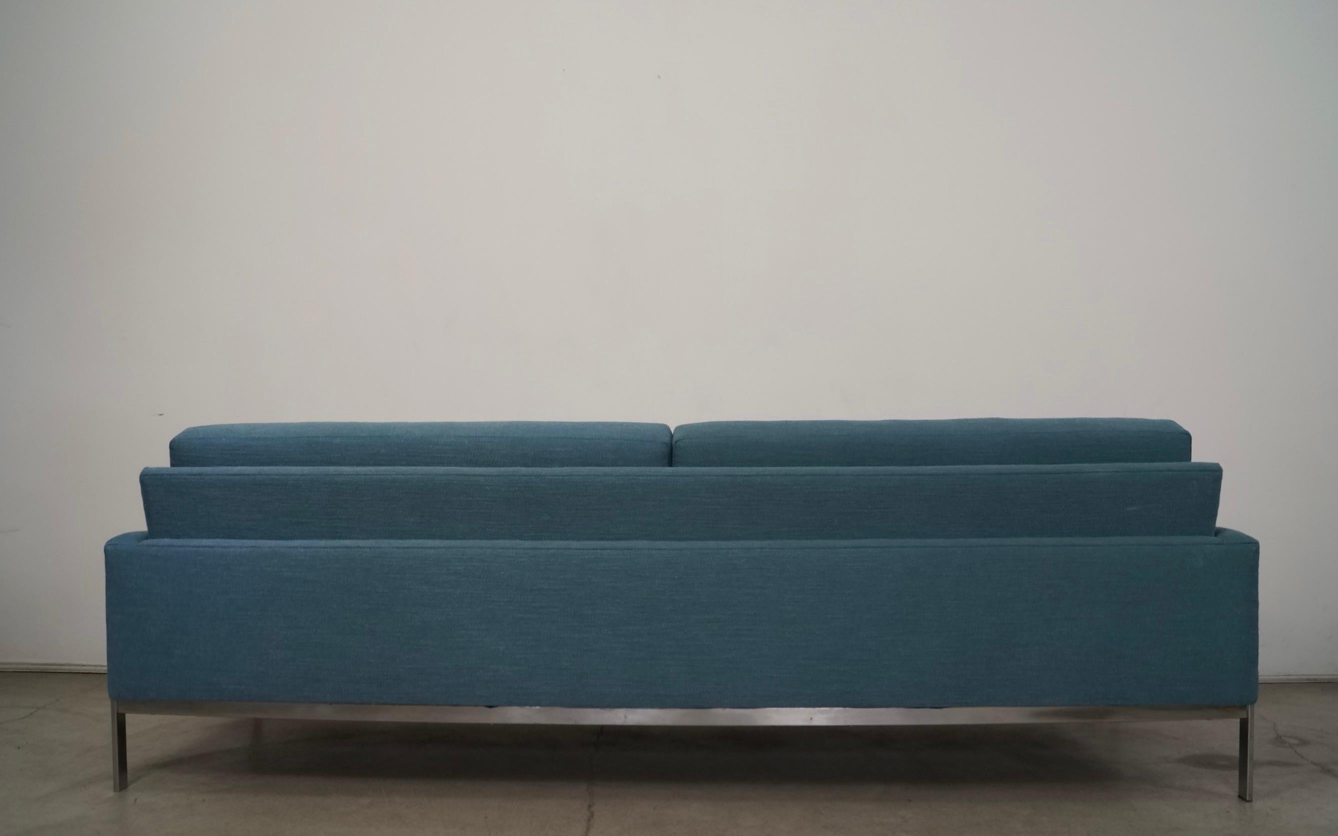 Sofá largo con base cromada estilo Milo Baughman, años 60 en venta 3