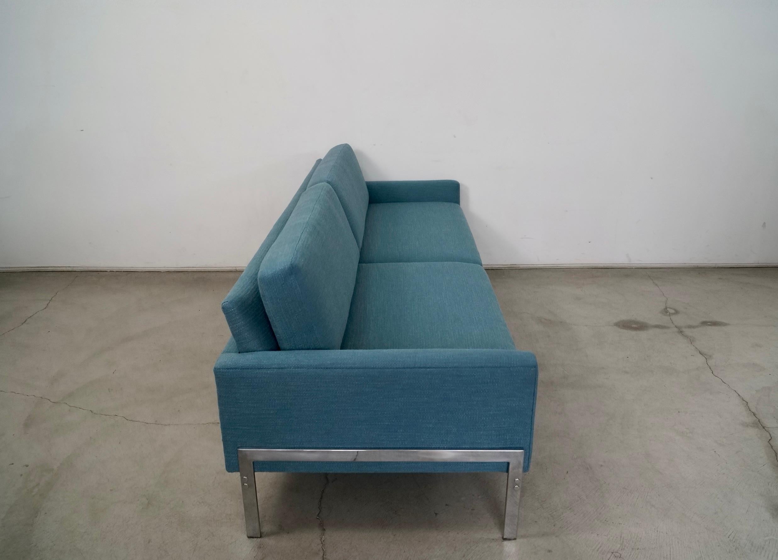 Sofá largo con base cromada estilo Milo Baughman, años 60 en venta 4