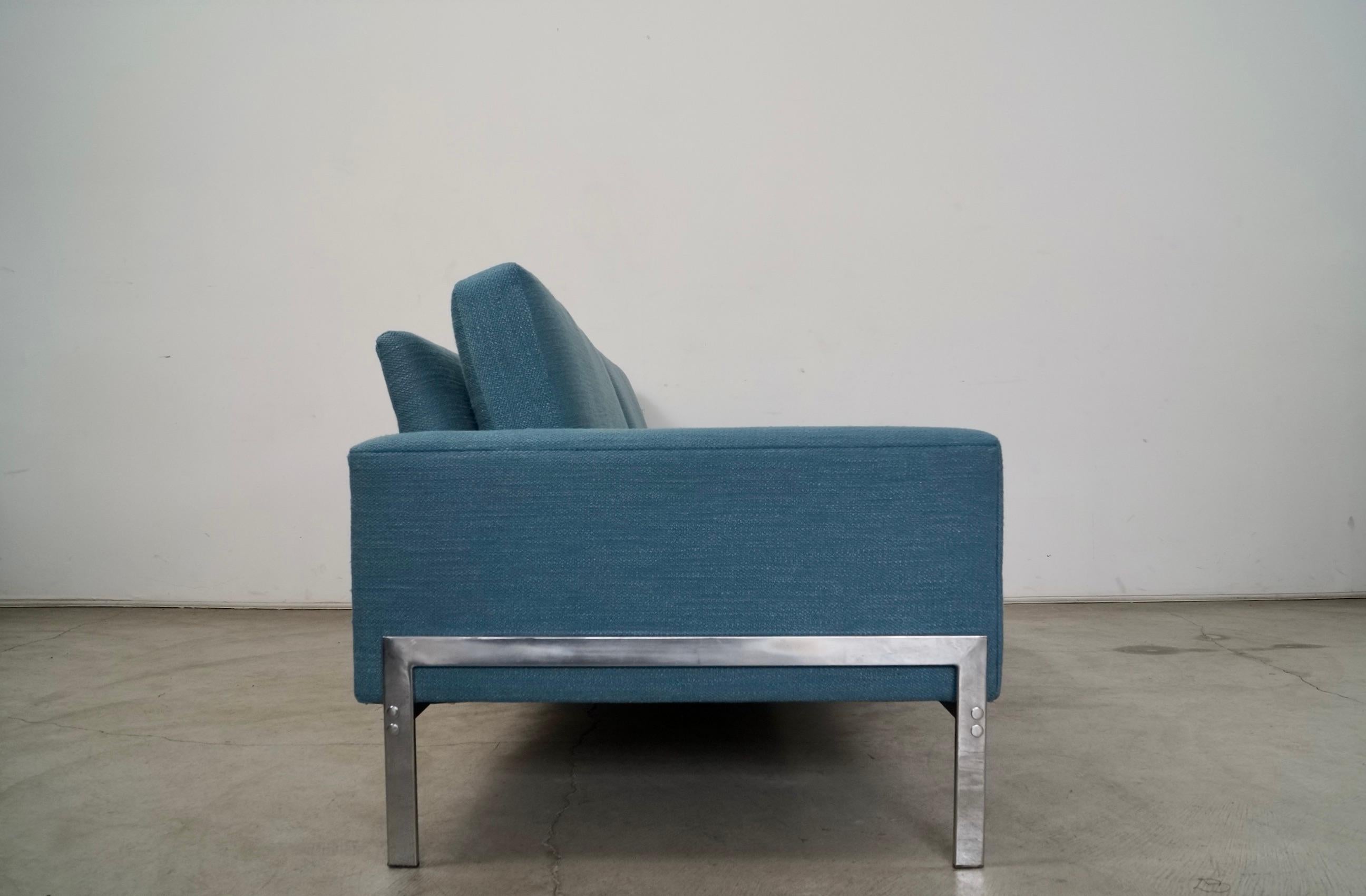 Sofá largo con base cromada estilo Milo Baughman, años 60 en venta 5