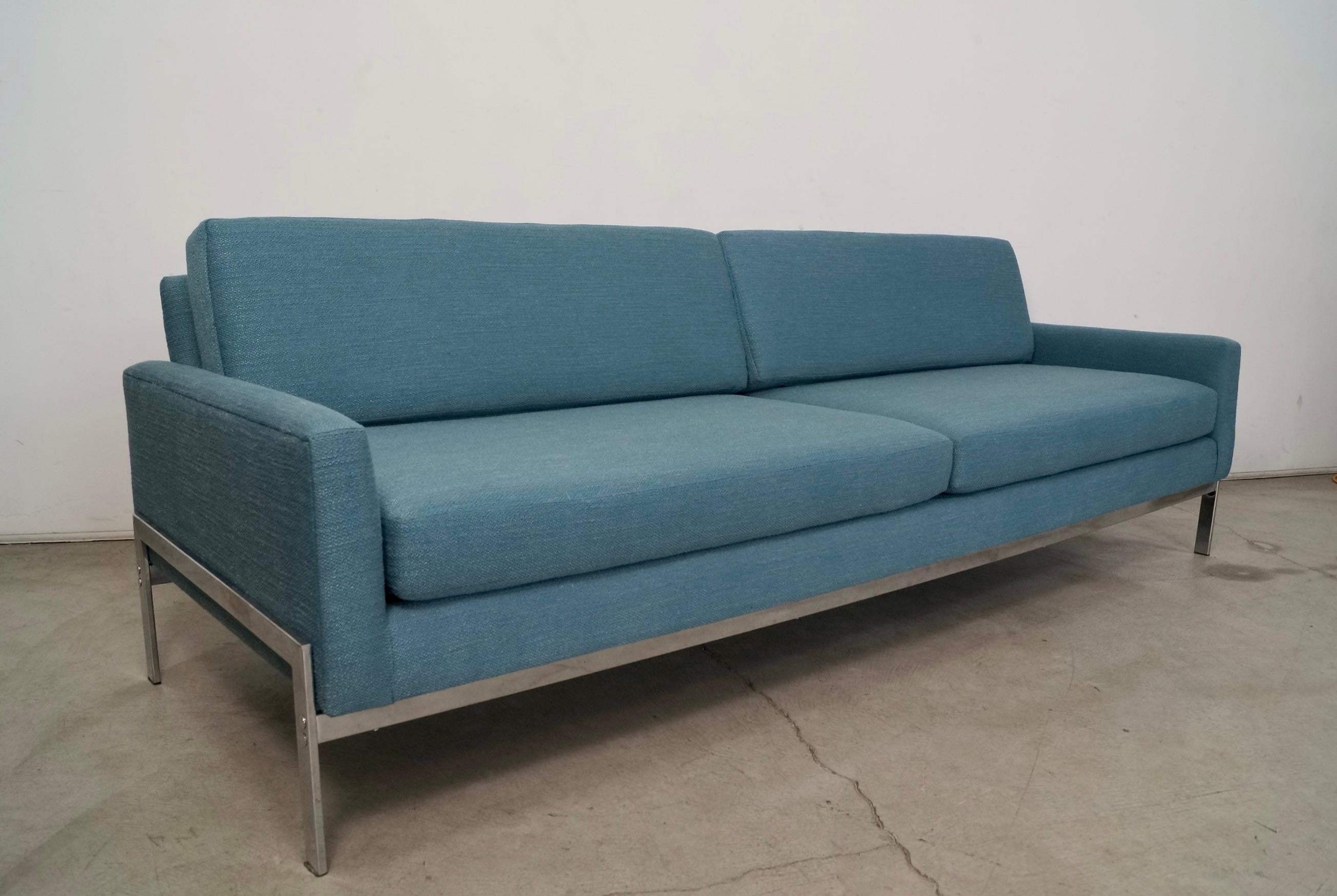 Sofá largo con base cromada estilo Milo Baughman, años 60 en venta 7