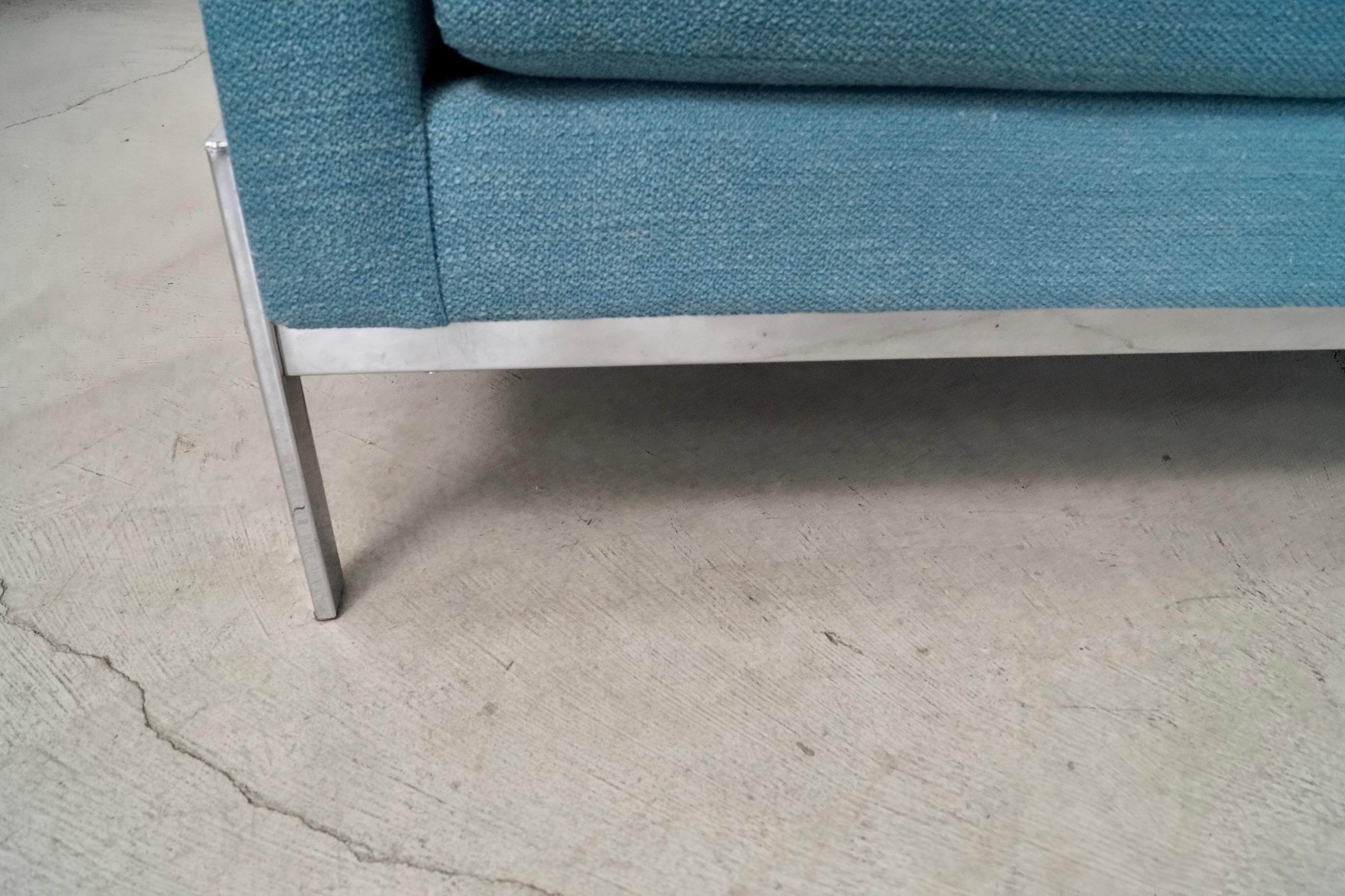 Sofá largo con base cromada estilo Milo Baughman, años 60 en venta 8