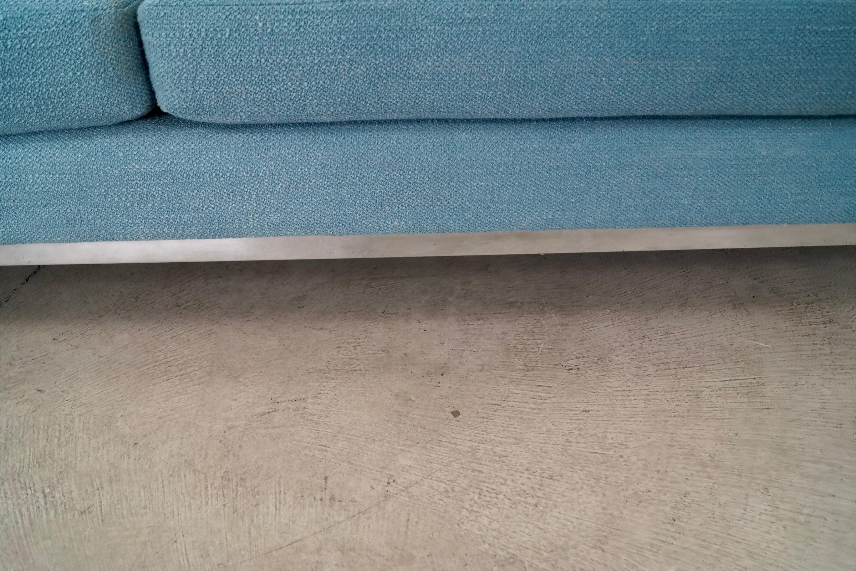 Sofá largo con base cromada estilo Milo Baughman, años 60 en venta 9