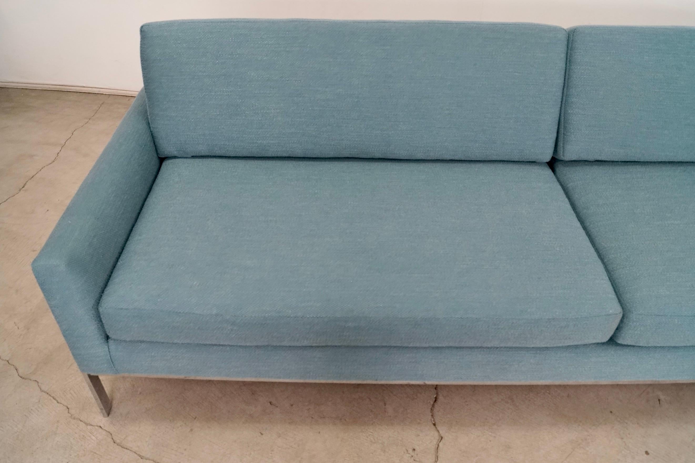 Sofá largo con base cromada estilo Milo Baughman, años 60 en venta 11