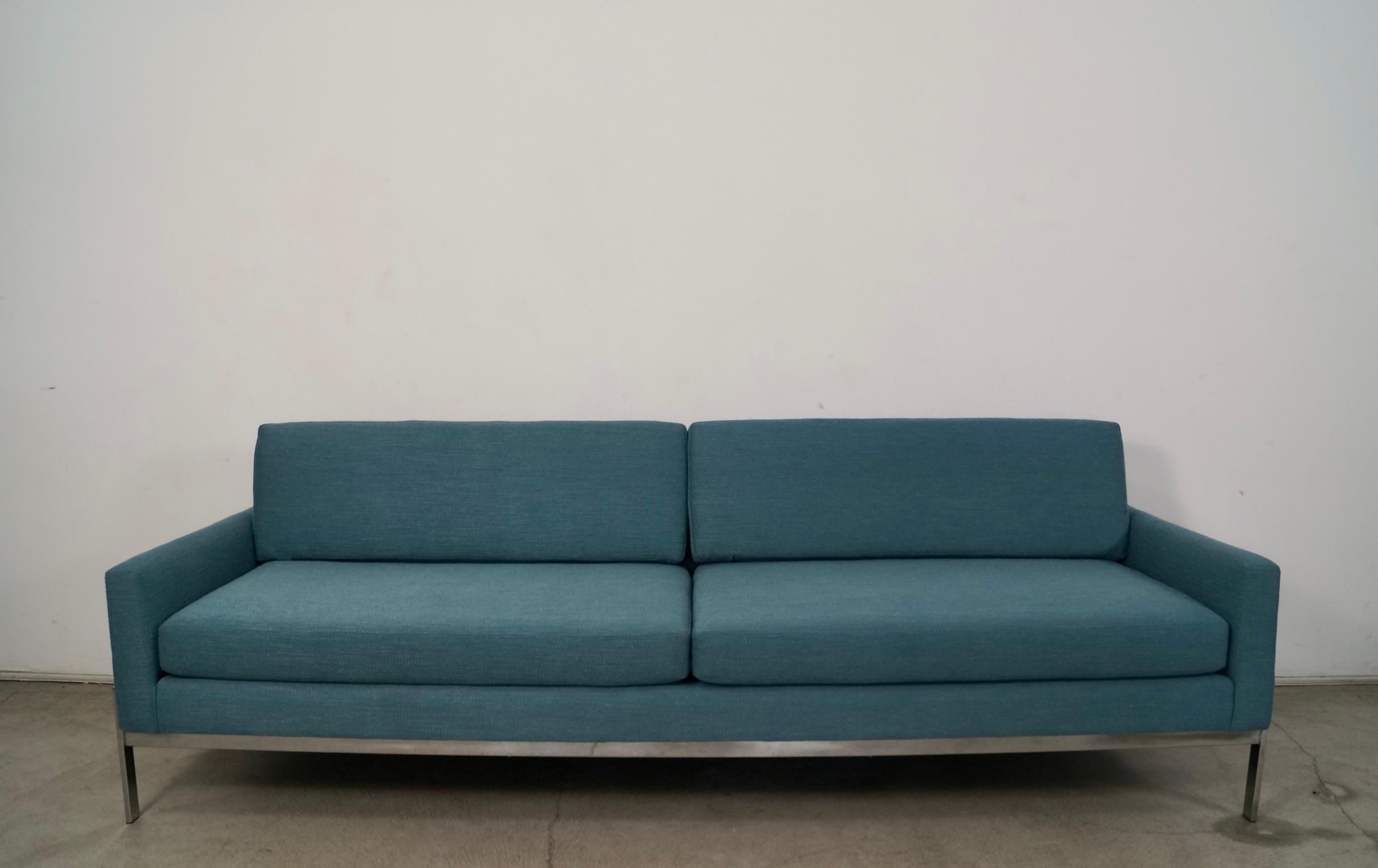 Se vende sofá original vintage de estilo Midcentury Modern. De los años 60, y fue retapizada profesionalmente con tela y espuma nuevas. Es un tweed verde azulado correcto para la época, con una gran textura. Tiene una base cromada con patas cromadas