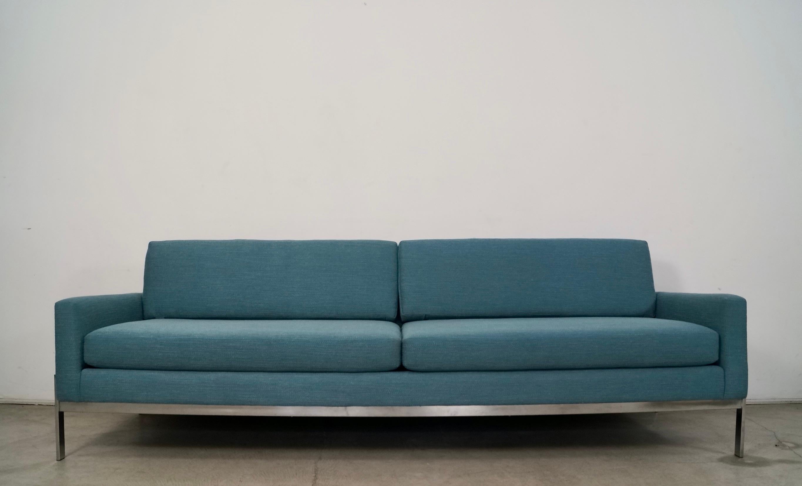 Sofá largo con base cromada estilo Milo Baughman, años 60 Moderno de mediados de siglo en venta