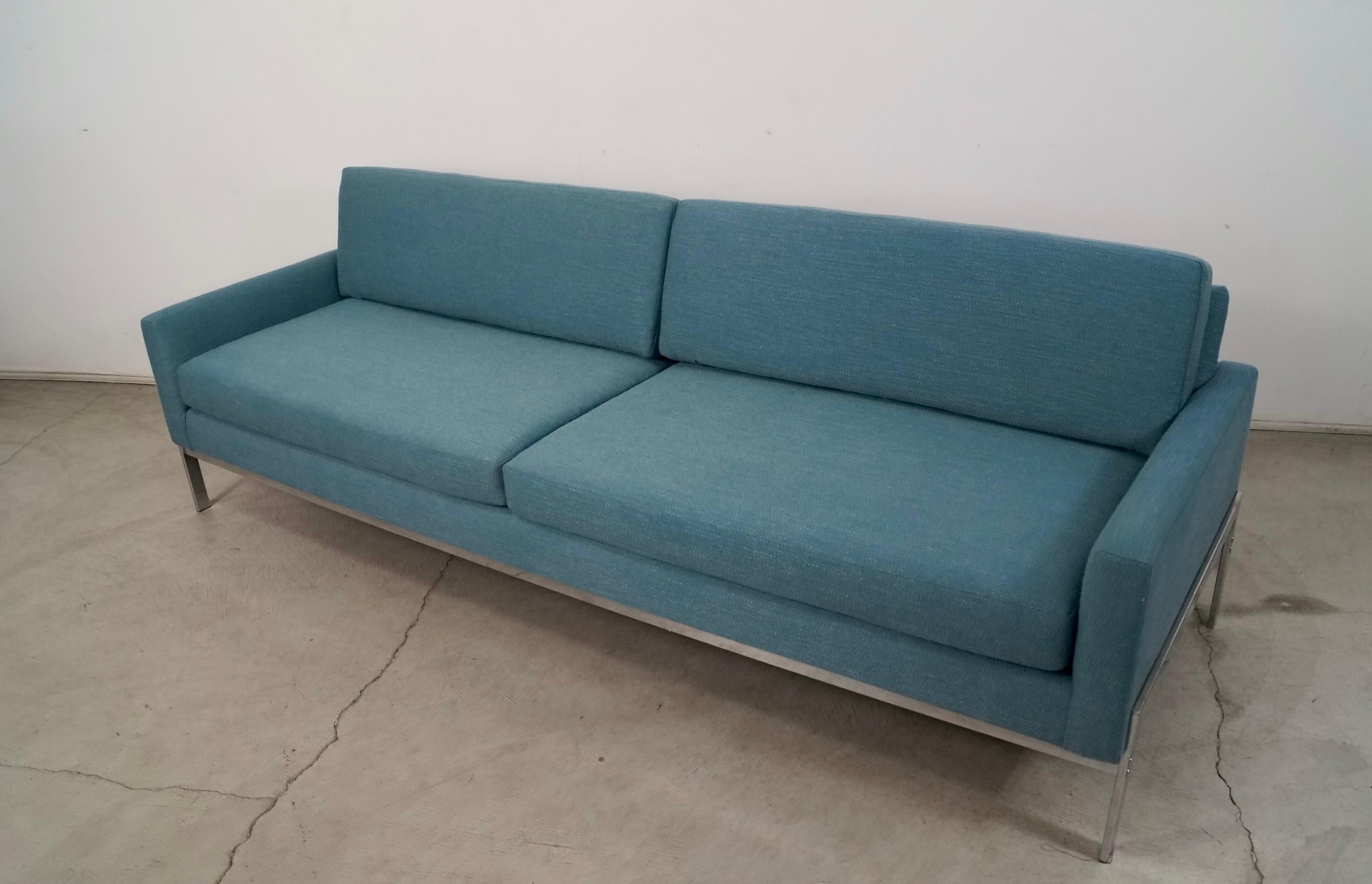 Sofá largo con base cromada estilo Milo Baughman, años 60 Estadounidense en venta