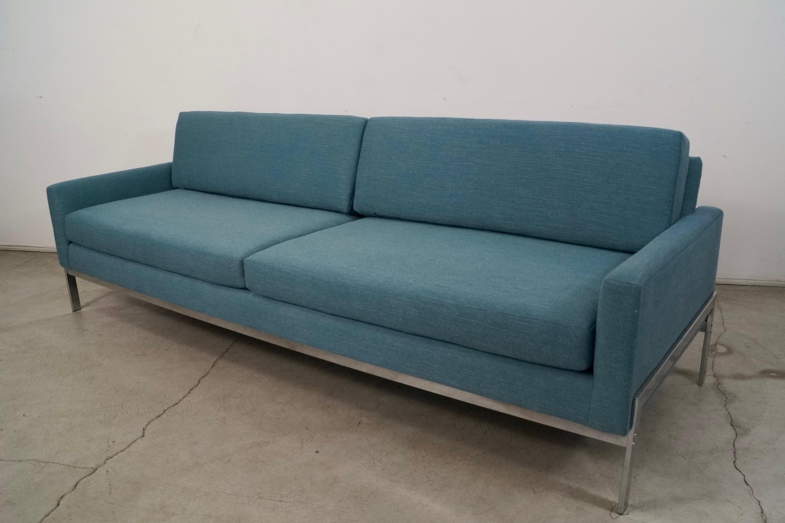Sofá largo con base cromada estilo Milo Baughman, años 60 en Bueno estado para la venta en Burbank, CA