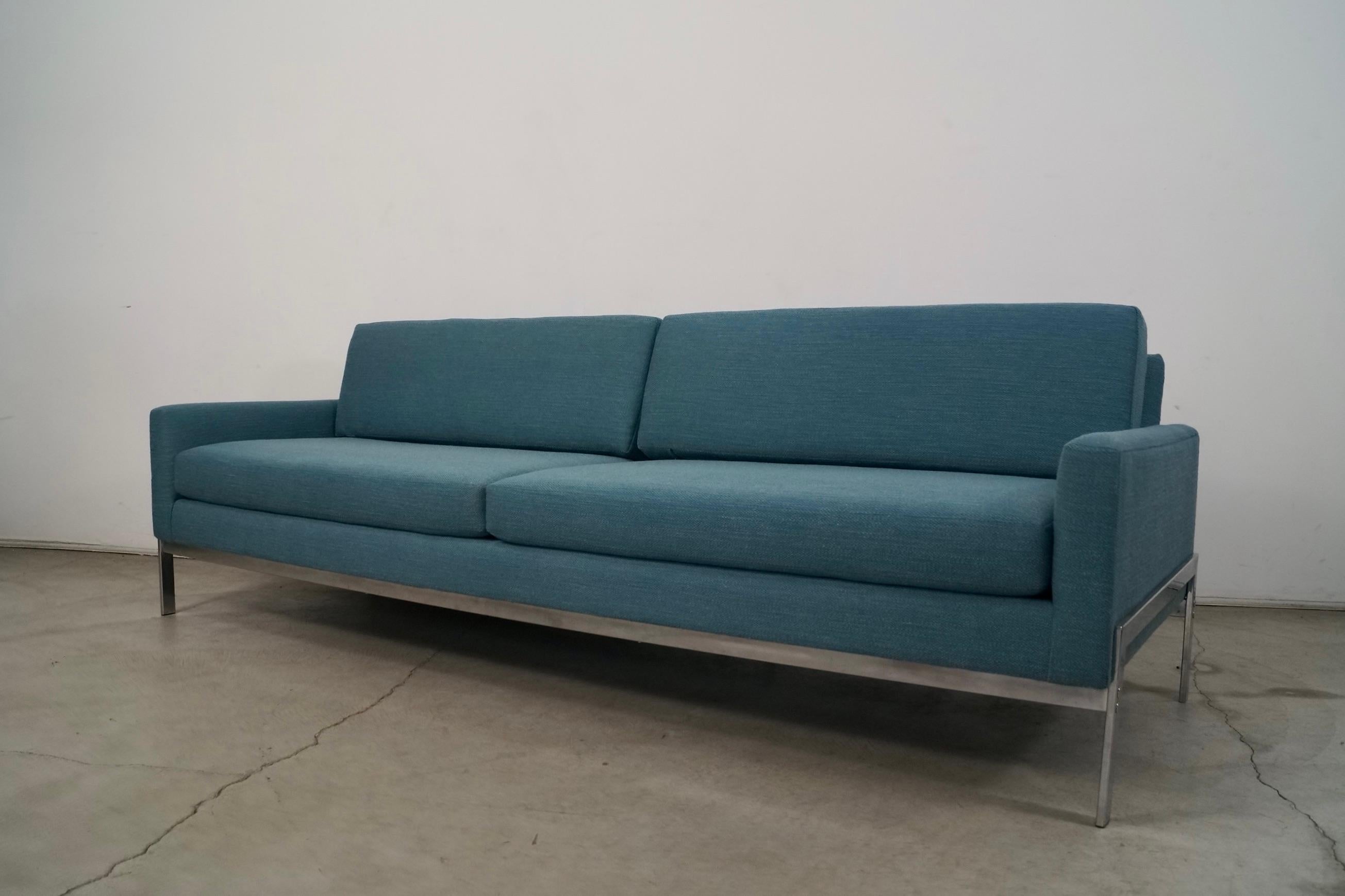 Sofá largo con base cromada estilo Milo Baughman, años 60 mediados del siglo XX en venta