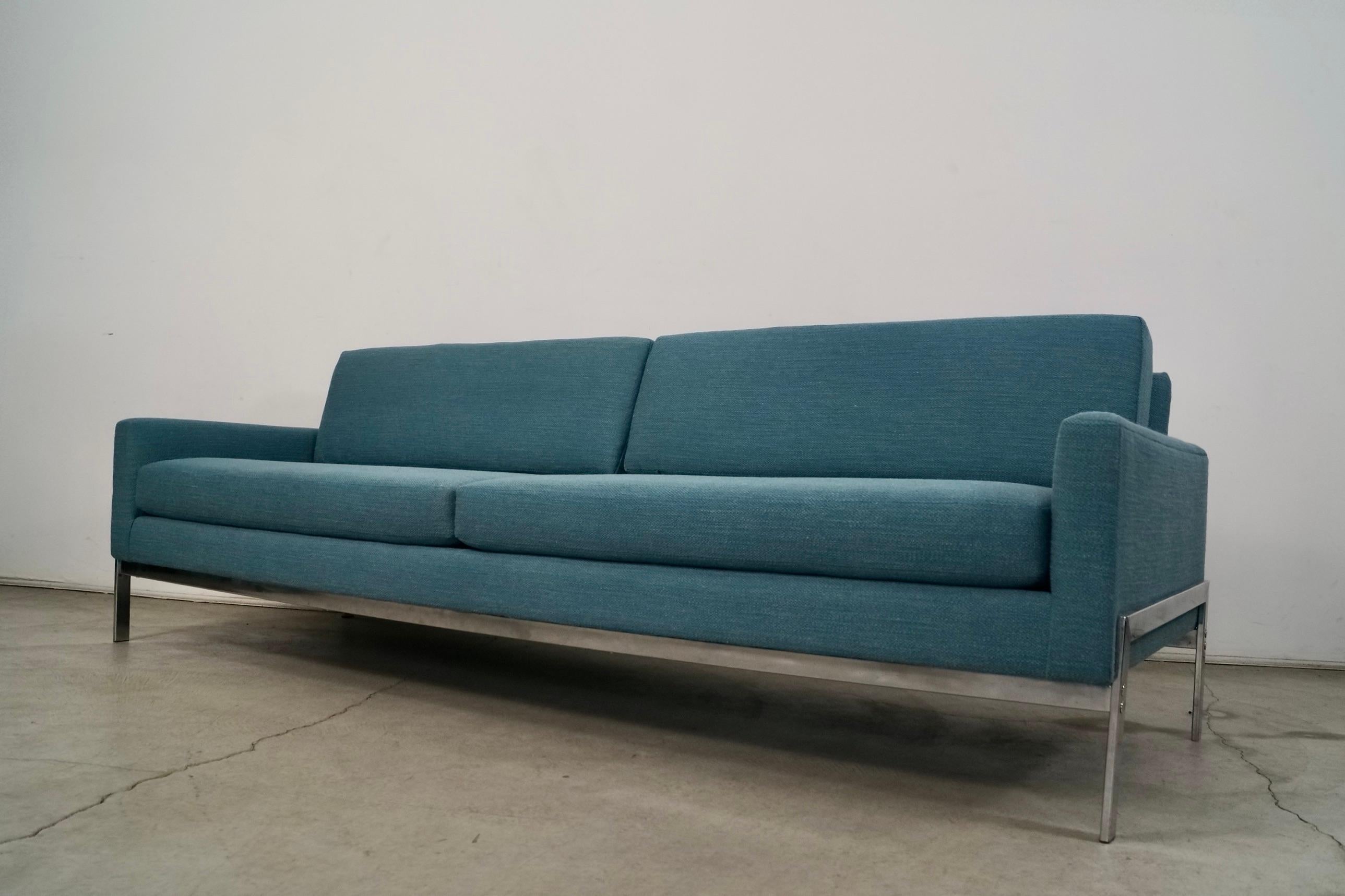 Sofá largo con base cromada estilo Milo Baughman, años 60 Tela en venta