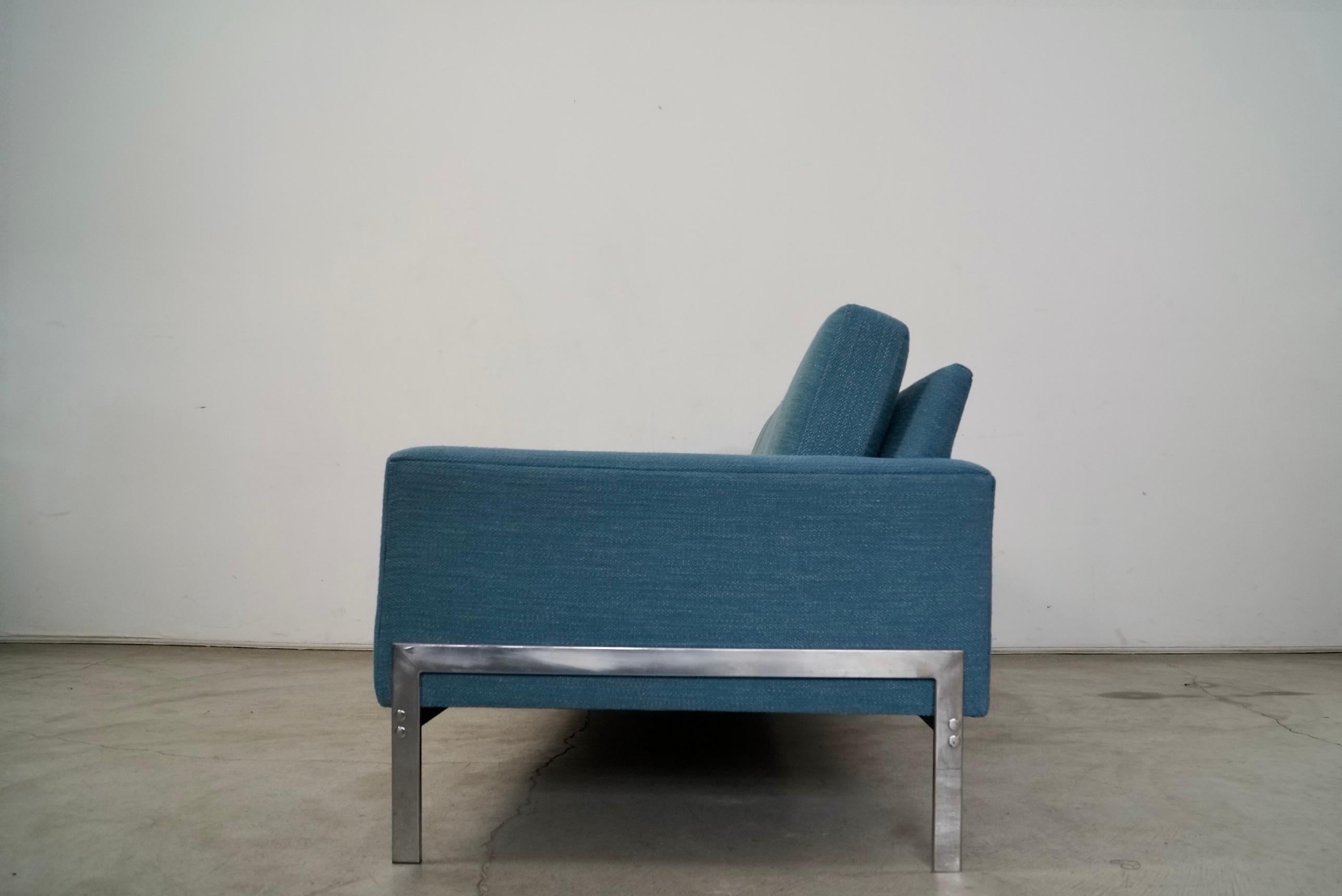 Sofá largo con base cromada estilo Milo Baughman, años 60 en venta 1