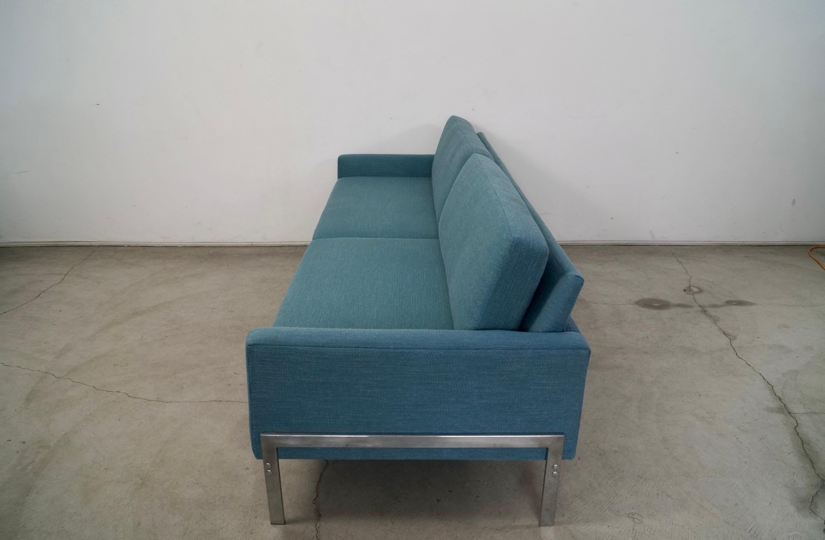 Sofá largo con base cromada estilo Milo Baughman, años 60 en venta 2