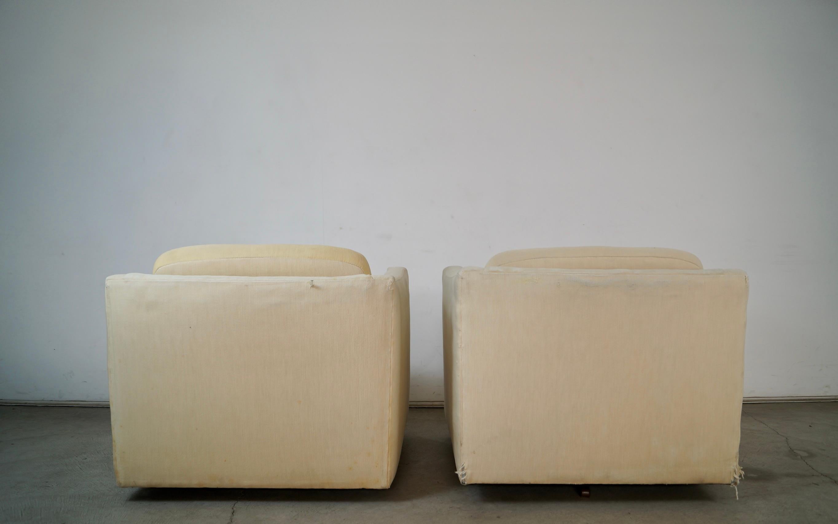 1960's Milo Baughman Style Mid-Century Modern Swivel Club Lounge Chairs - a Pair in vendita 4