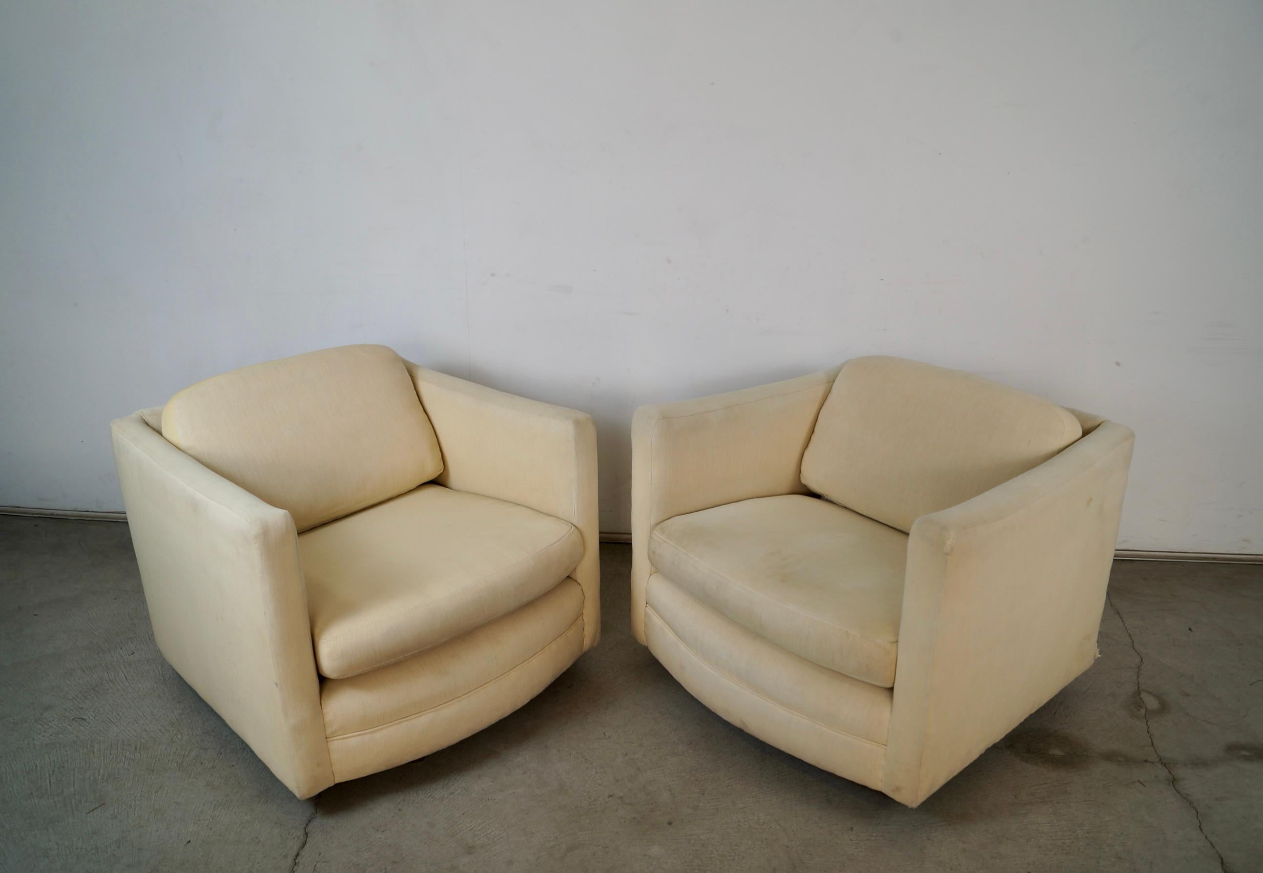 1960's Milo Baughman Style Mid-Century Modern Swivel Club Lounge Chairs - a Pair in vendita 5