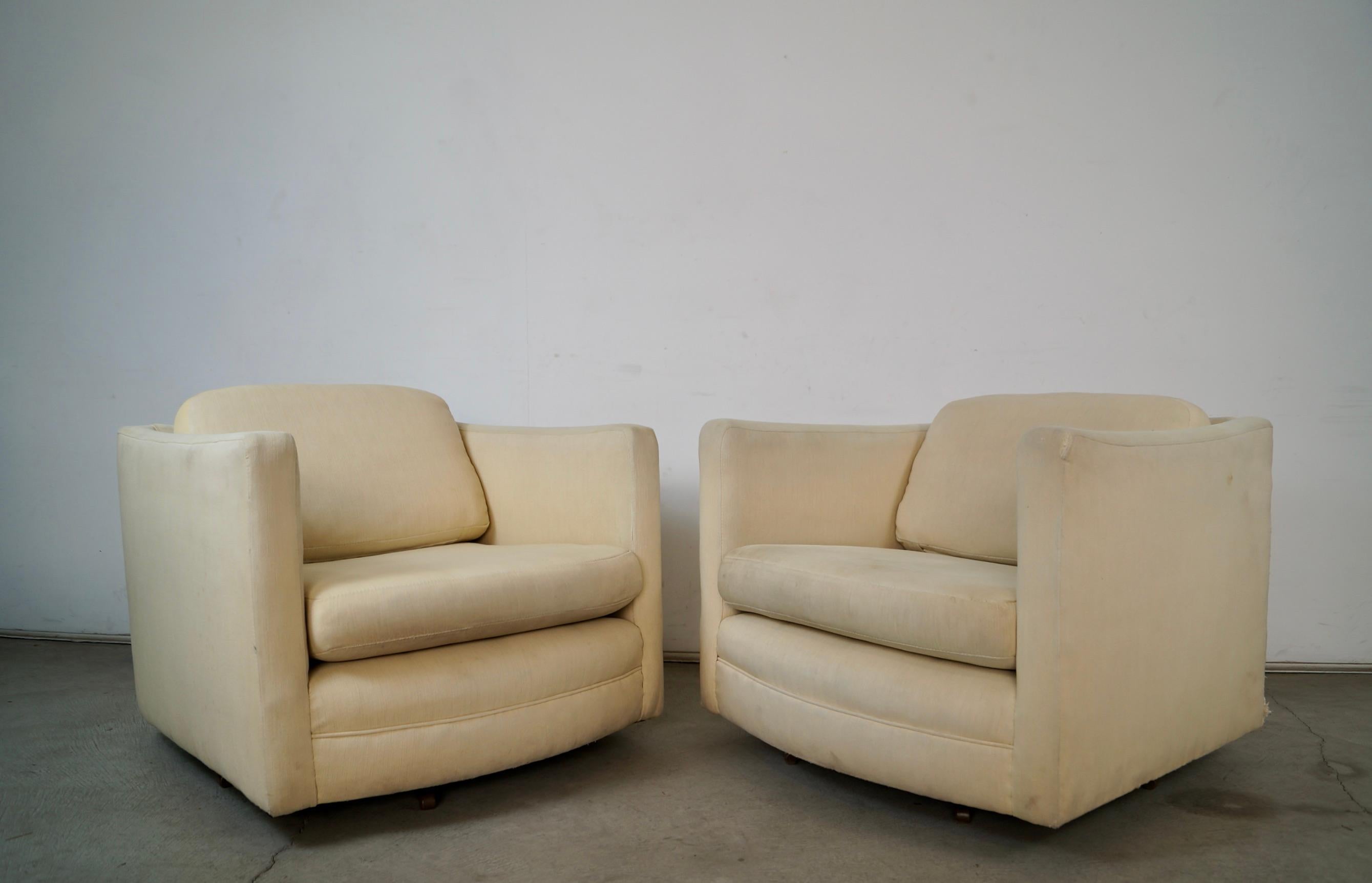 1960's Milo Baughman Style Mid-Century Modern Swivel Club Lounge Chairs - a Pair in vendita 6