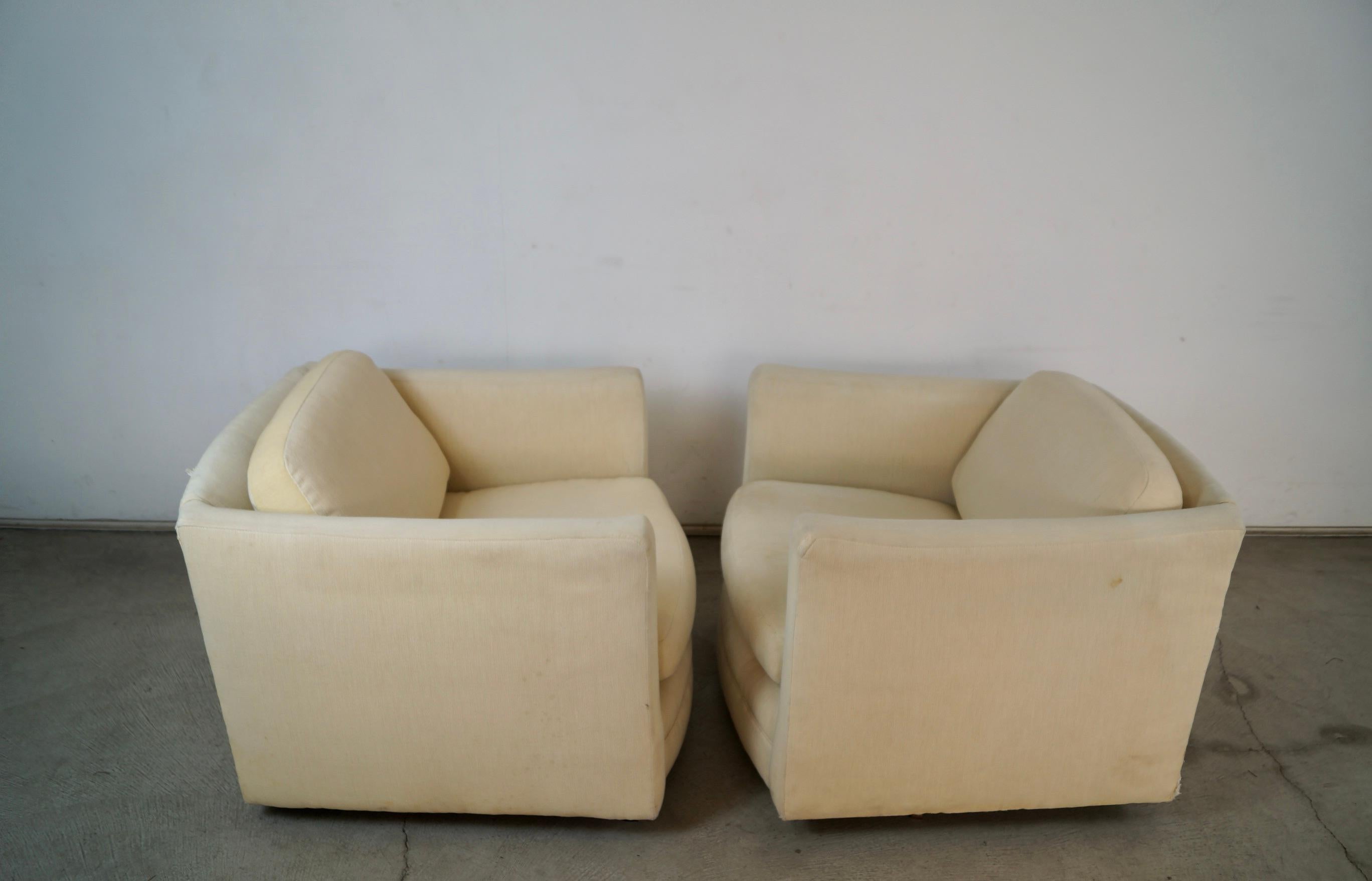 1960's Milo Baughman Style Mid-Century Modern Swivel Club Lounge Chairs - a Pair in vendita 7
