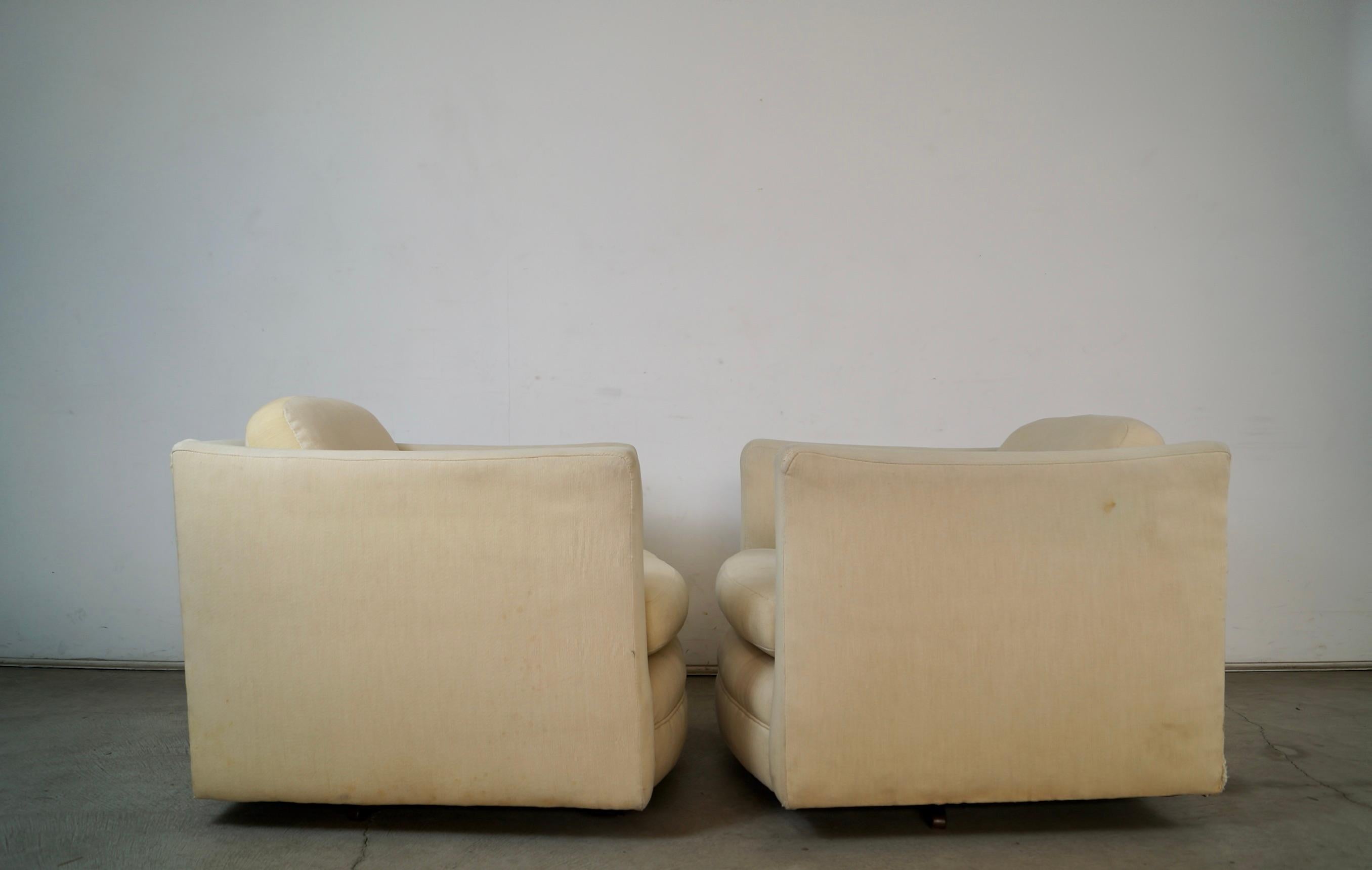 1960's Milo Baughman Style Mid-Century Modern Swivel Club Lounge Chairs - a Pair in vendita 8