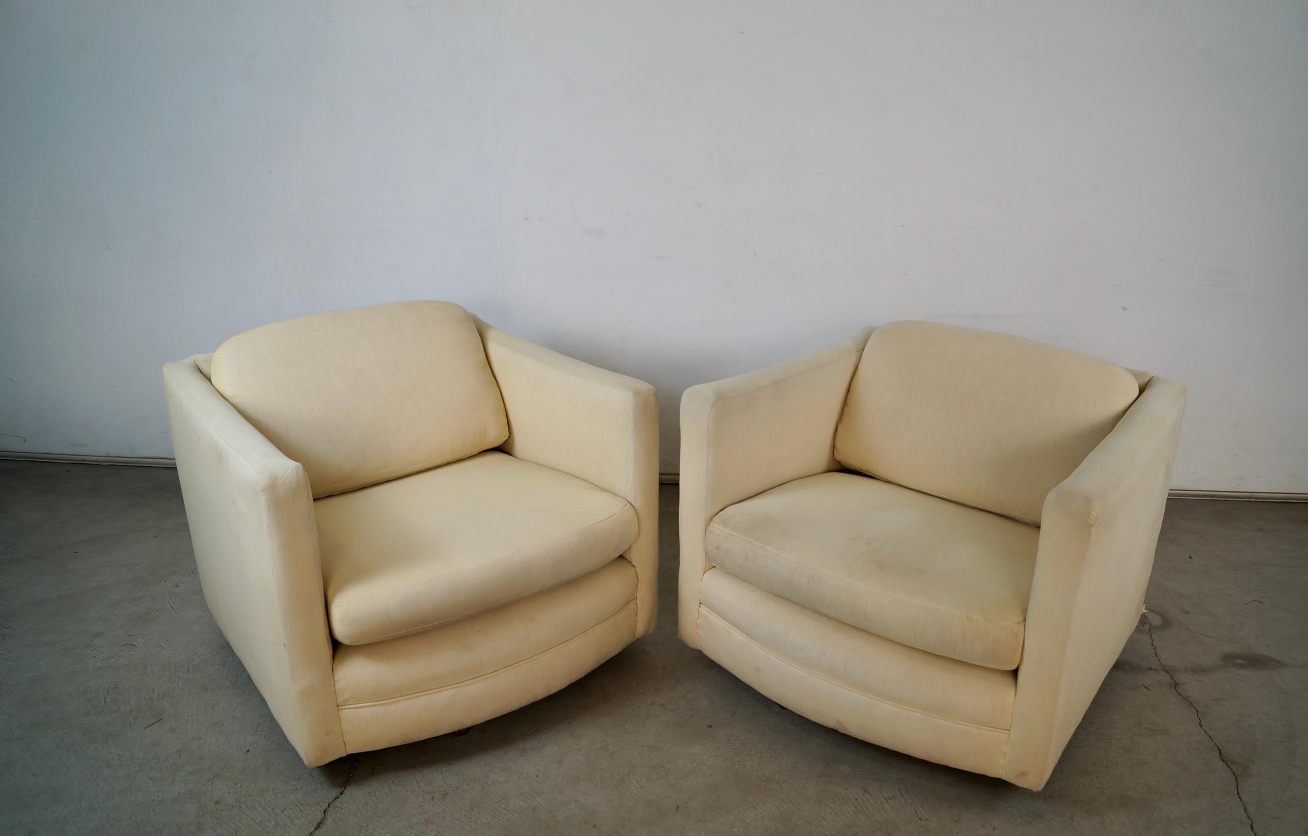 1960's Milo Baughman Style Mid-Century Modern Swivel Club Lounge Chairs - a Pair in vendita 10